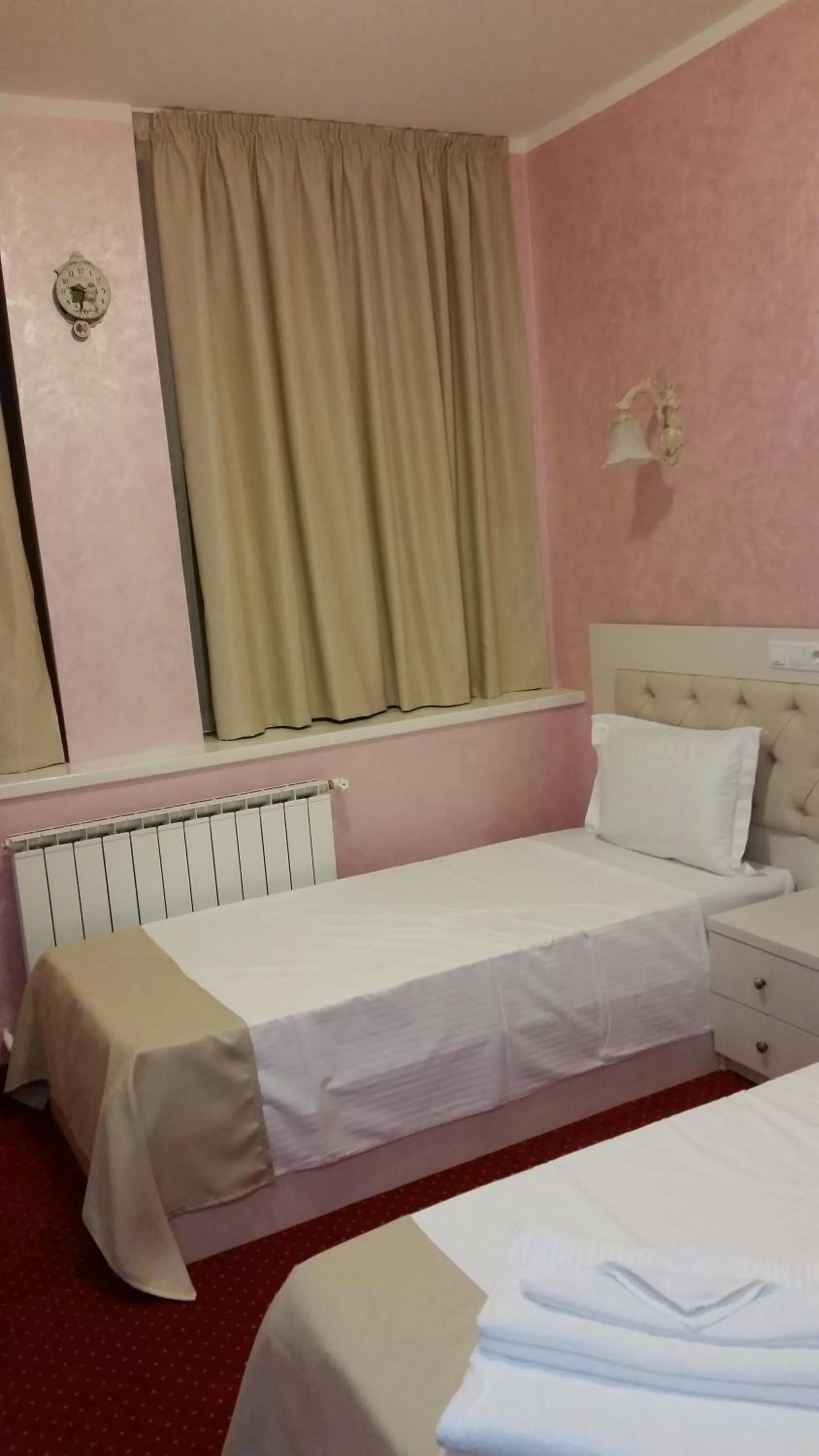 Photo of the whole room, Bed in Hamlet Hotel