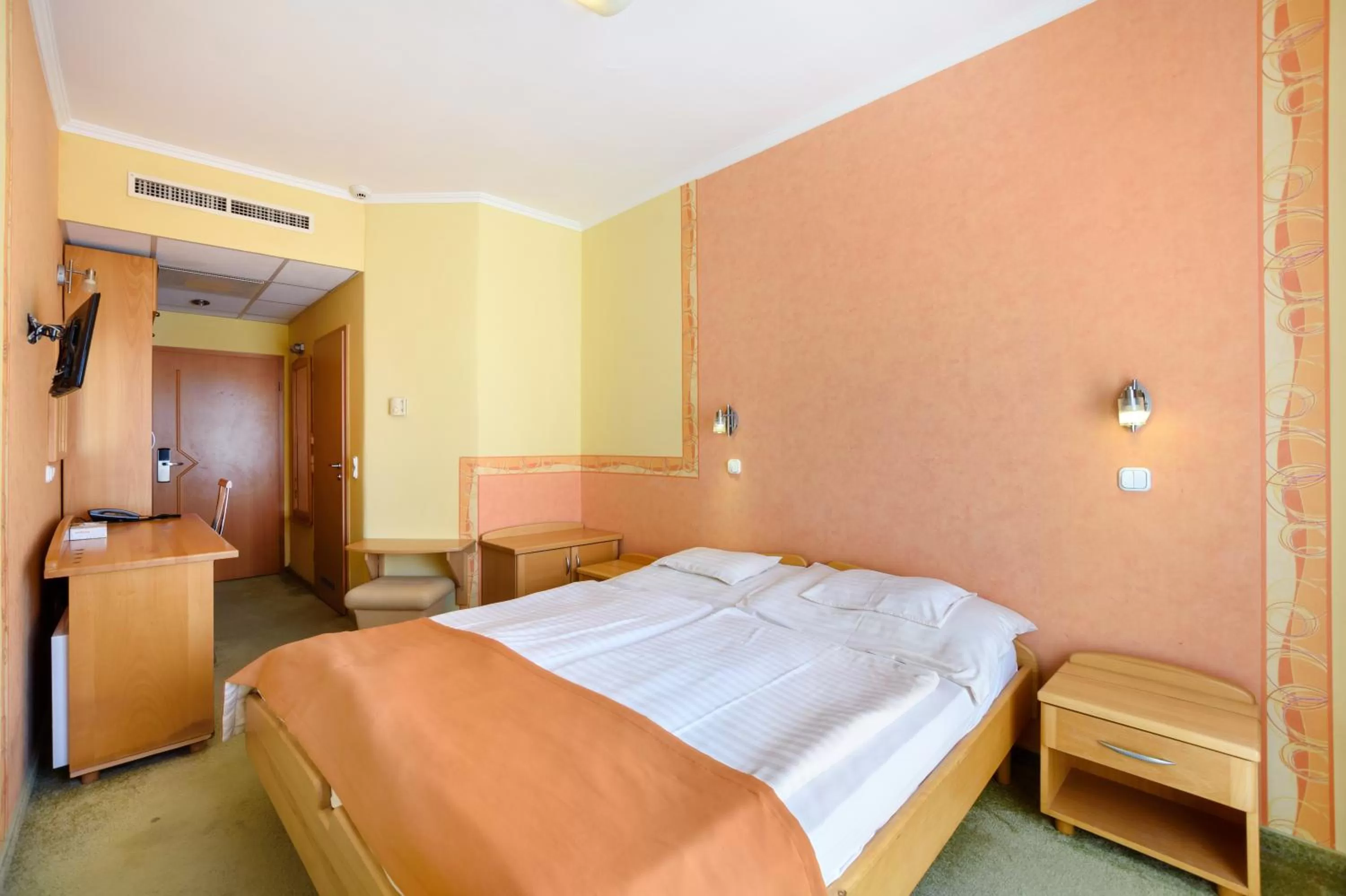 Photo of the whole room, Bed in Hotel Négy Évszak