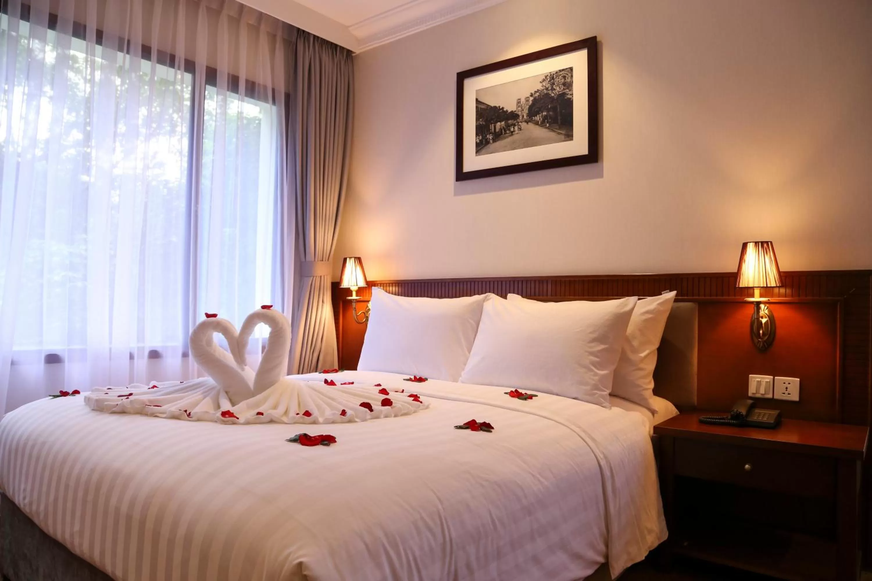 Bedroom, Bed in Mon Regency Hotel