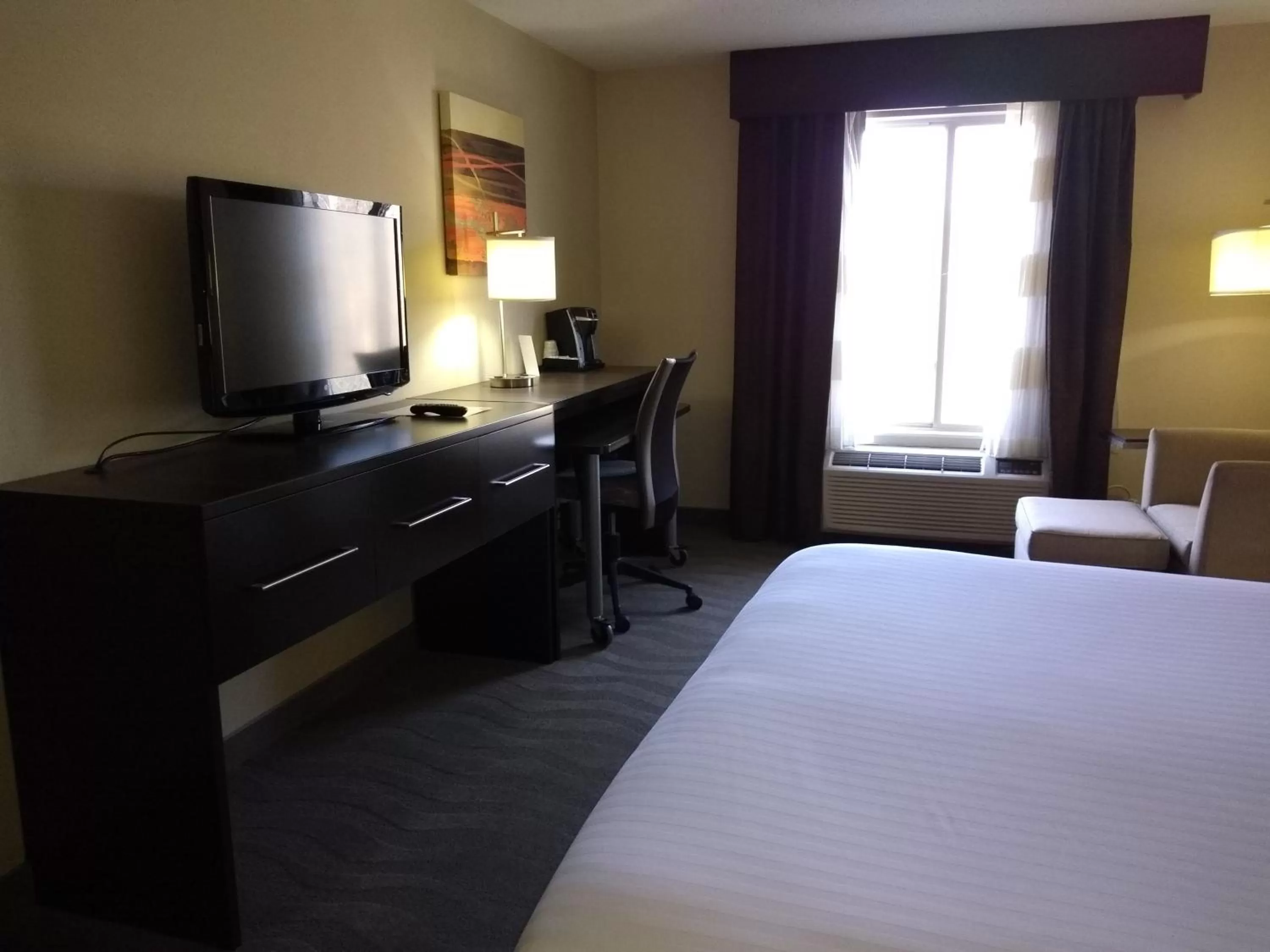 Photo of the whole room, Bed in Holiday Inn Express Hotel & Suites Waterford by IHG