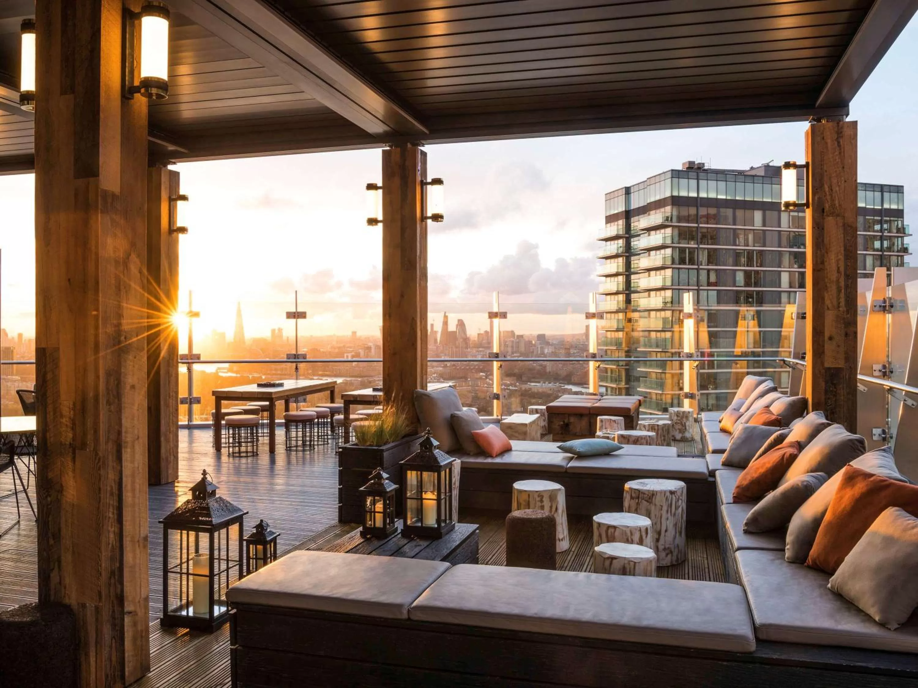 Lounge or bar in Novotel London Canary Wharf