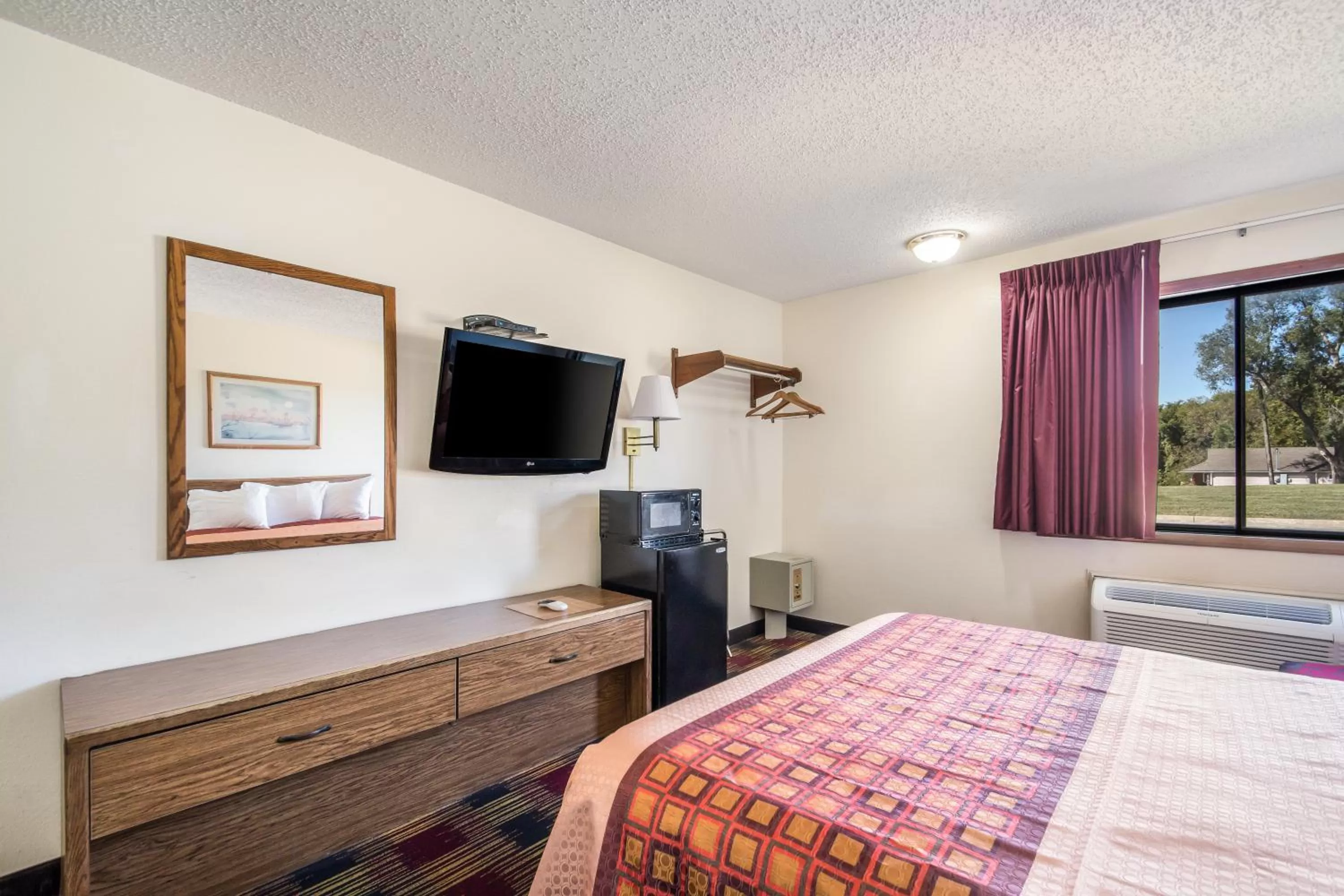 Bed in Americas Best Value Inn & Suites Harrisonville