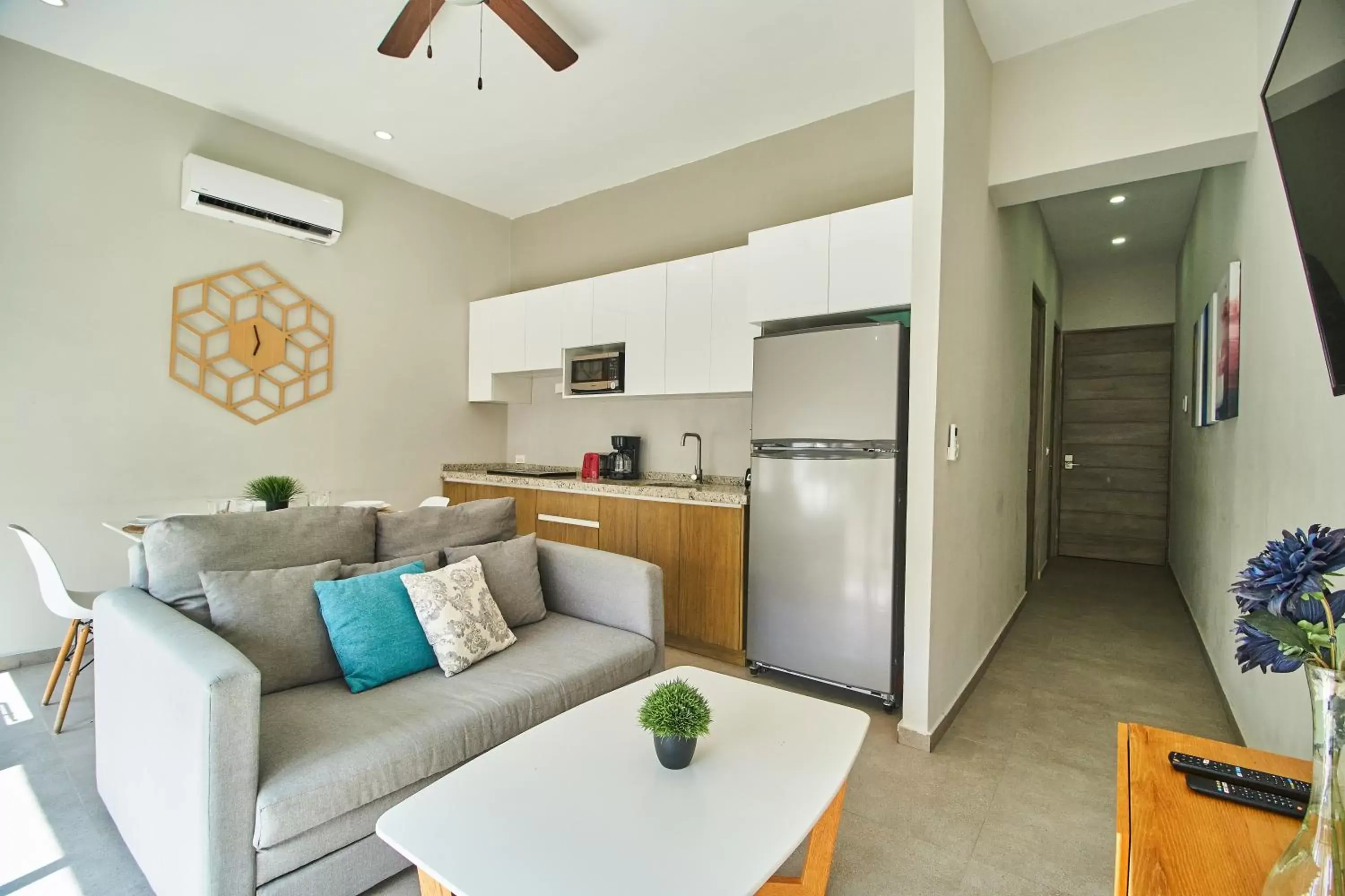 Kitchen or kitchenette, Seating Area in Torre 42 Playa del Carmen by Lockey Kitchen or kitchenette, Seating Area in Torre 42 Playa del Carmen by Lockey