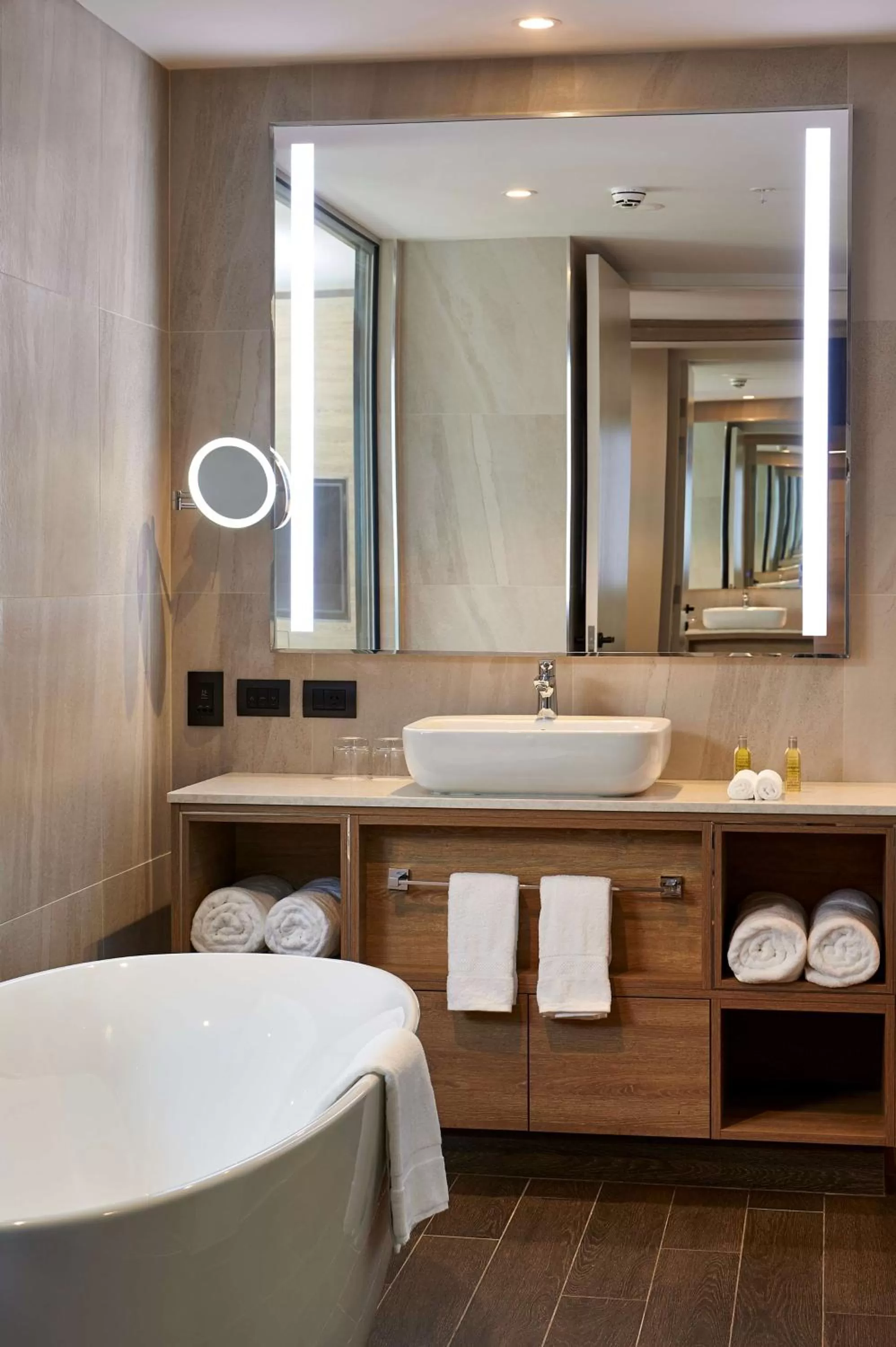 Bathroom, Bed in Doubletree By Hilton Perth Northbridge