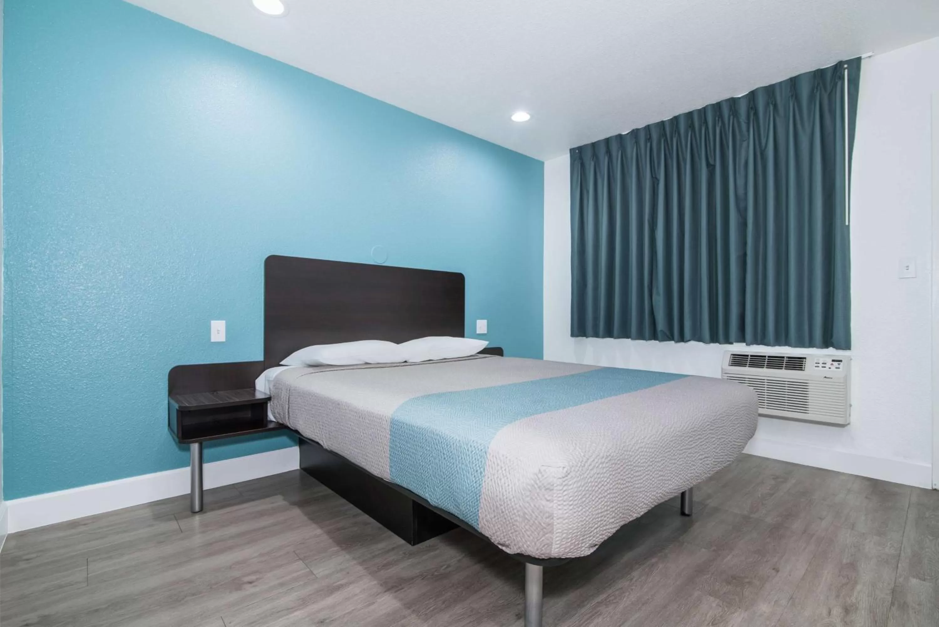 Photo of the whole room, Bed in Motel 6 - Moreno Valley - Riverside March Air Base