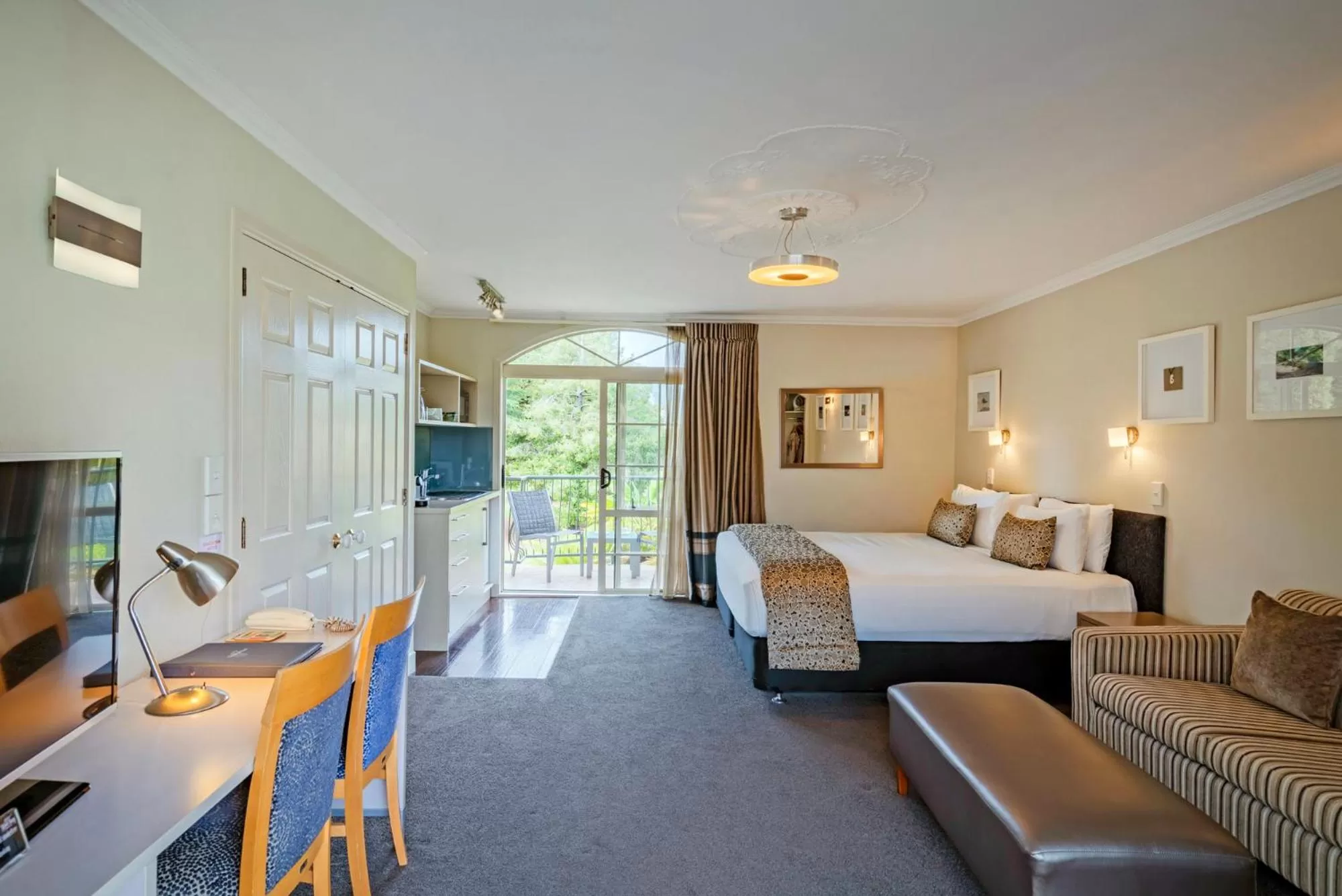 Photo of the whole room, Bed in Silver Fern Rotorua Suites & Spa
