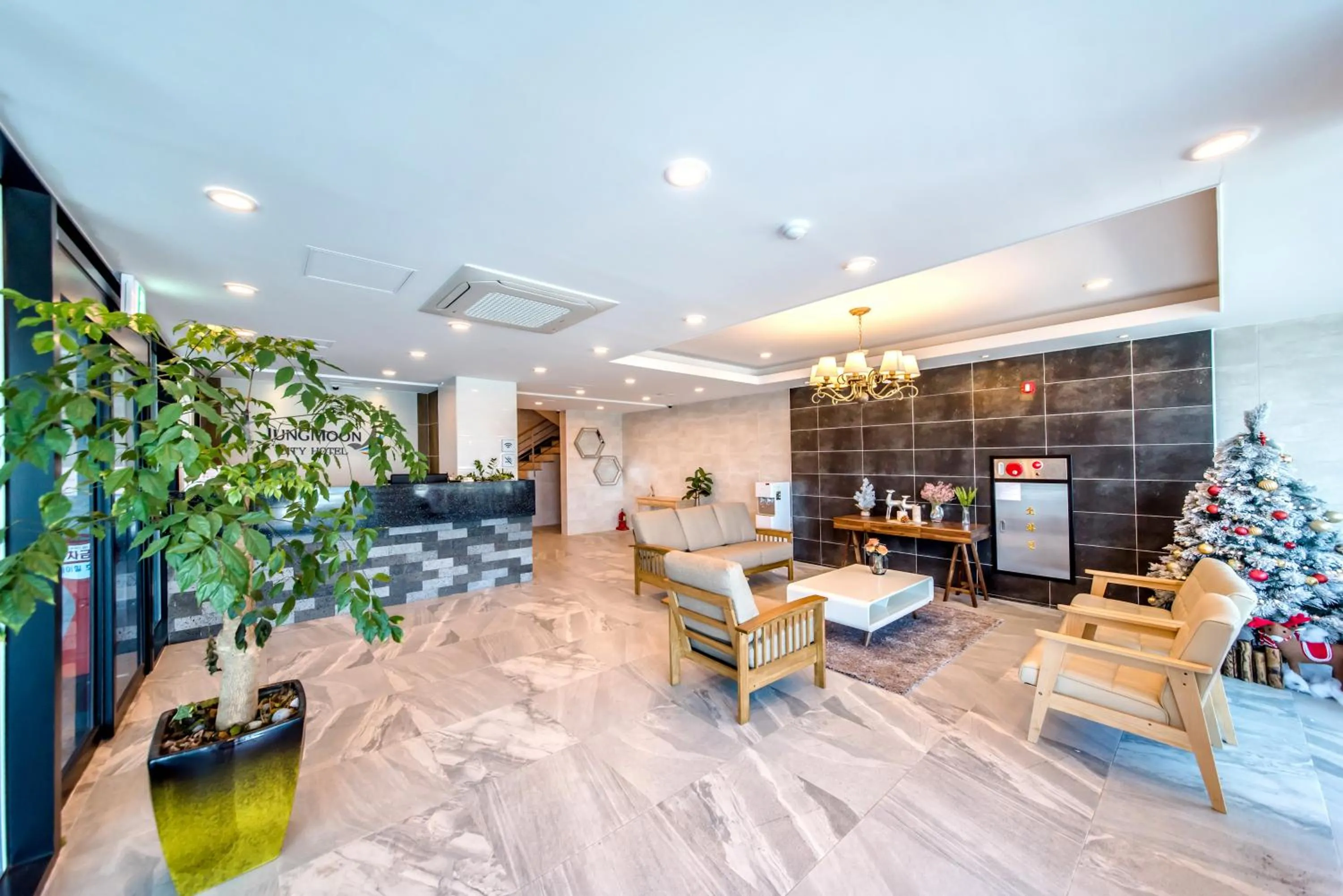Lobby or reception in Jungmoon City Hotel & J-hill Hotel