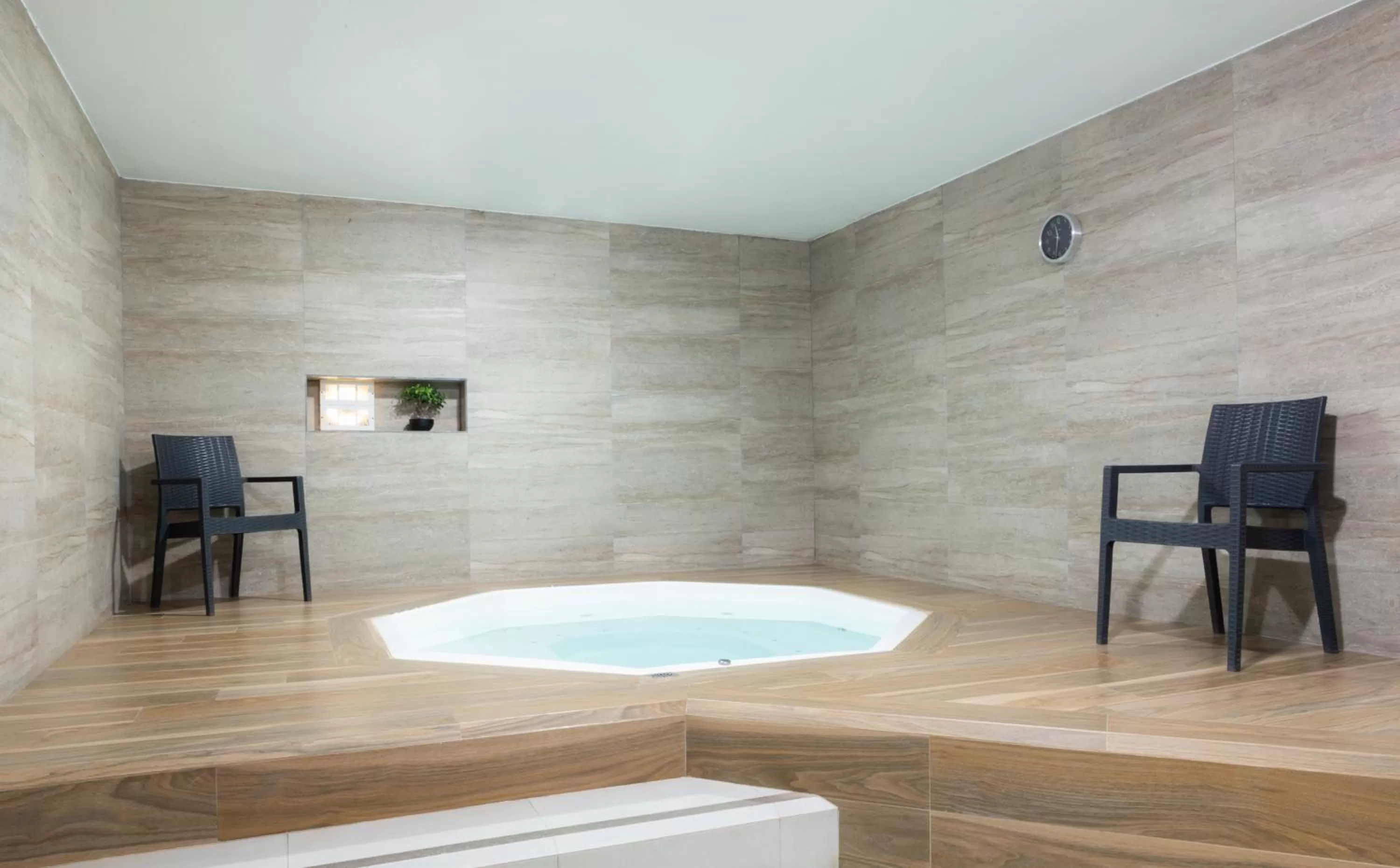 Hot Tub in Oro Verde Machala