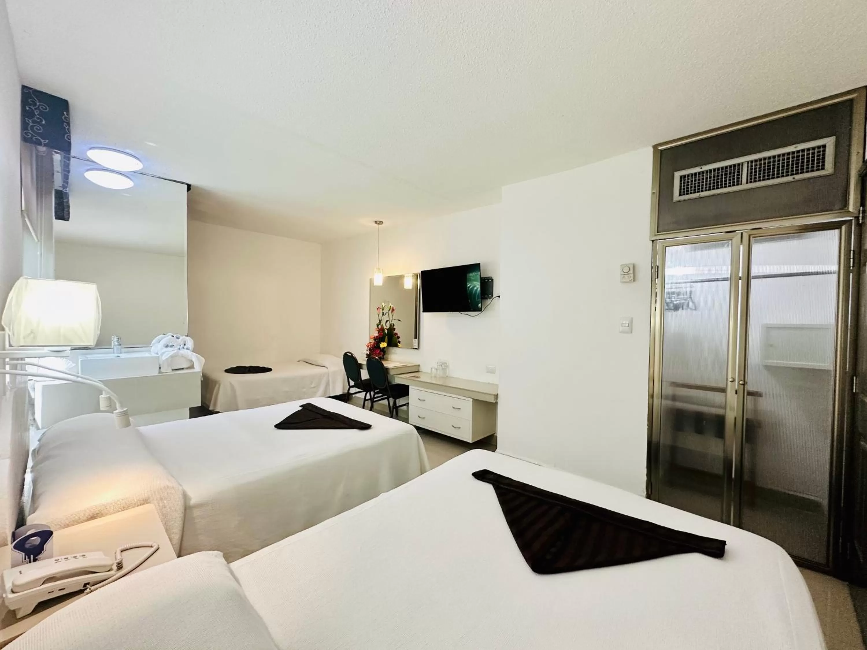 Photo of the whole room, Bed in Hotel Plaza Caribe