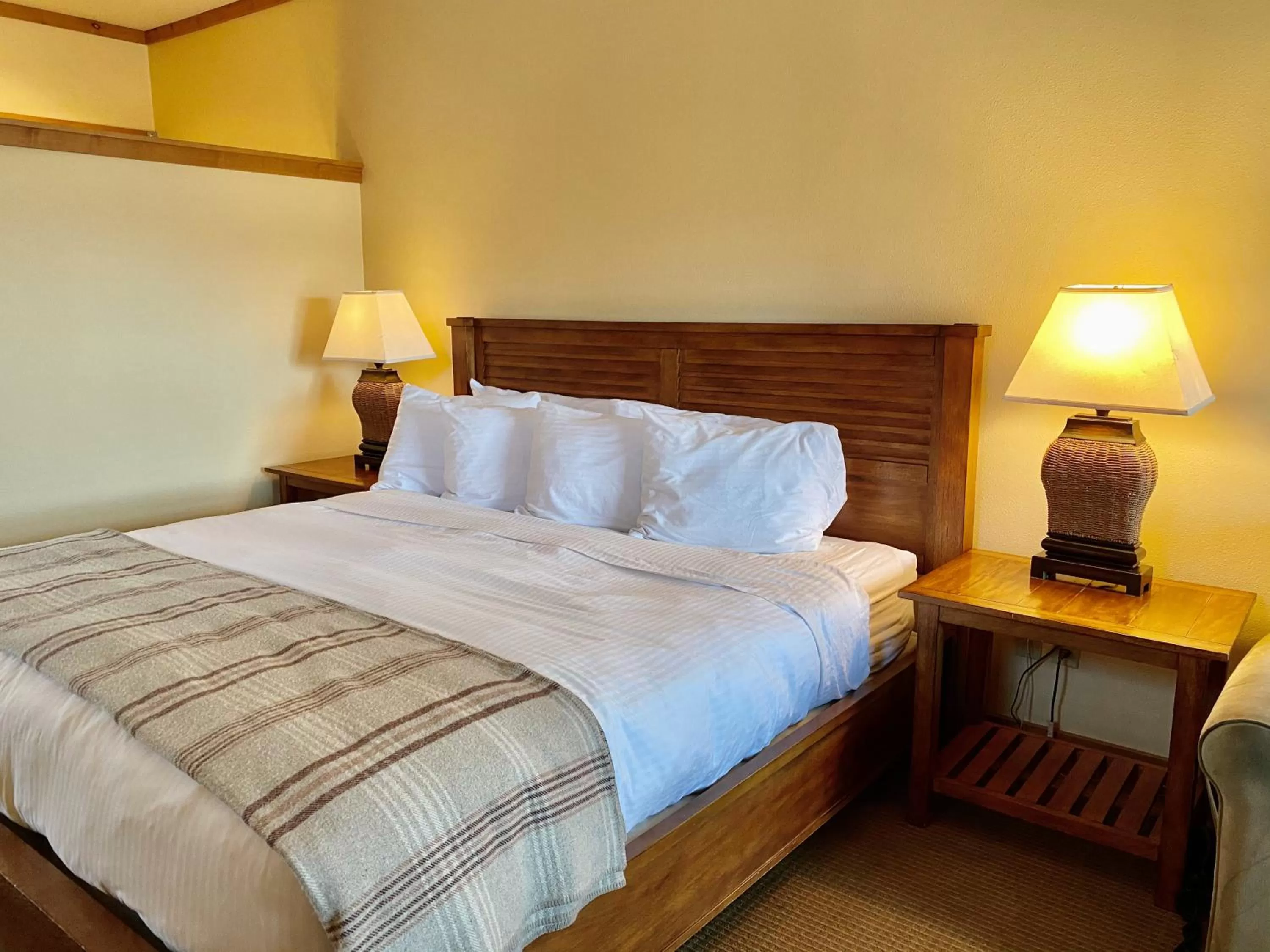 Bed in Cousin's Country Inn