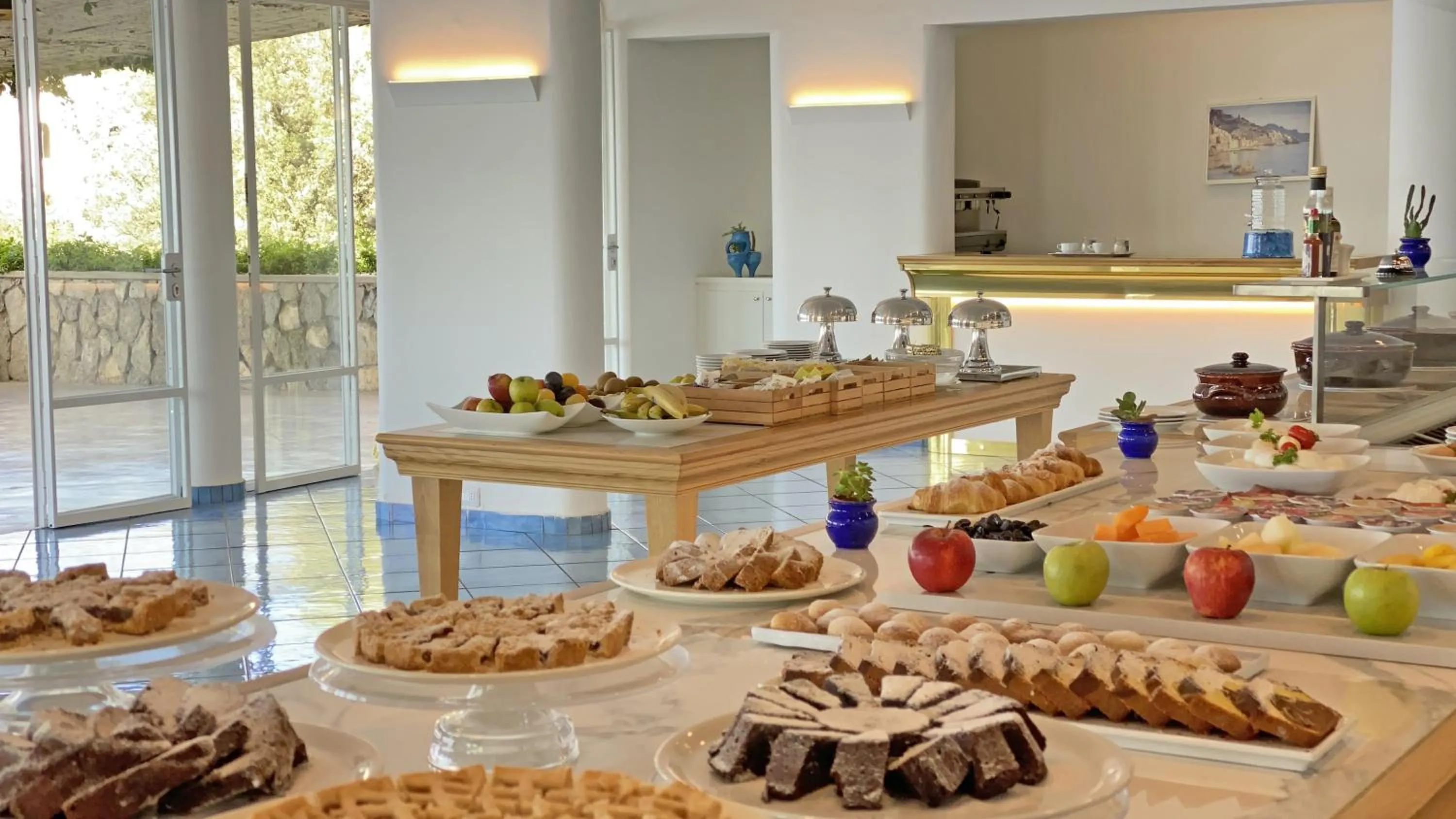 Restaurant/places to eat in Grand Hotel Tritone