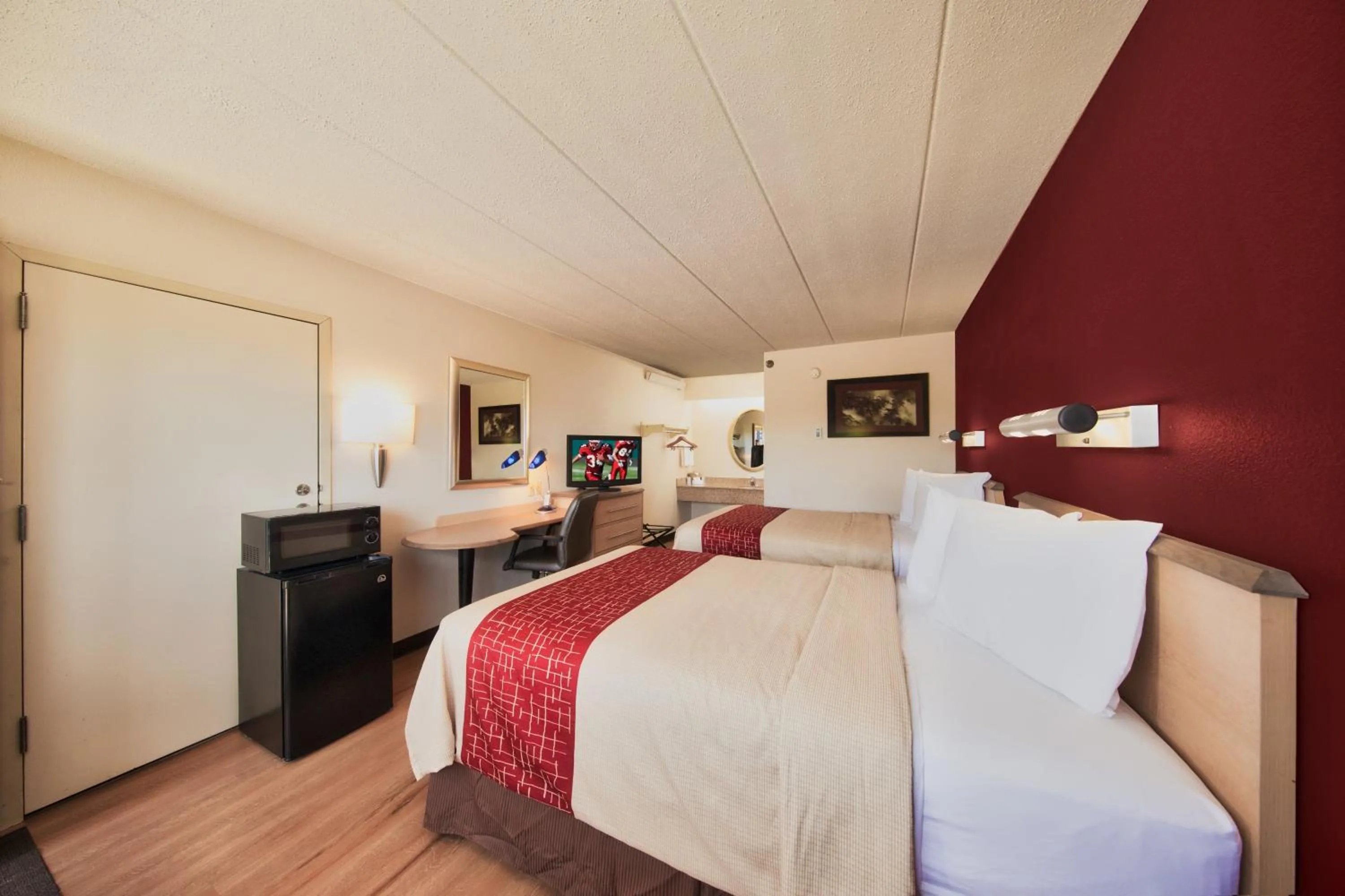 Photo of the whole room in Red Roof Inn Cincinnati Northeast - Blue Ash