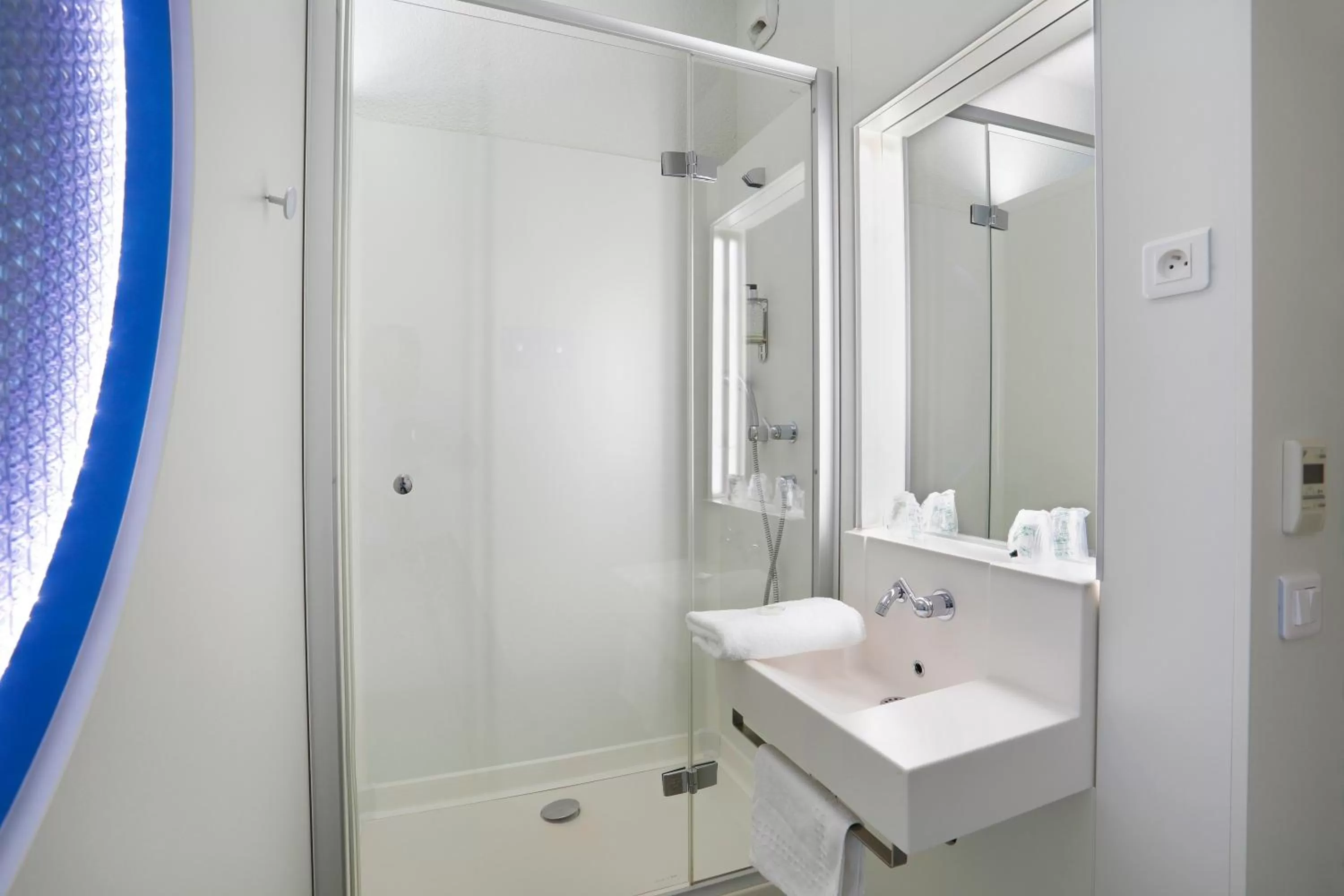 Bathroom in First Inn Hotel Paris Sud Les Ulis