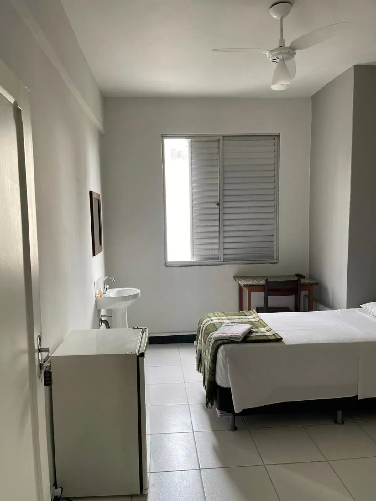 Single Room with Shared Bathroom - single occupancy in Hotel Economy 888 - Próximo a Praça da Estação e Rodoviária Single Room with Shared Bathroom - single occupancy in Hotel Economy 888 - Próximo a Praça da Estação e Rodoviária