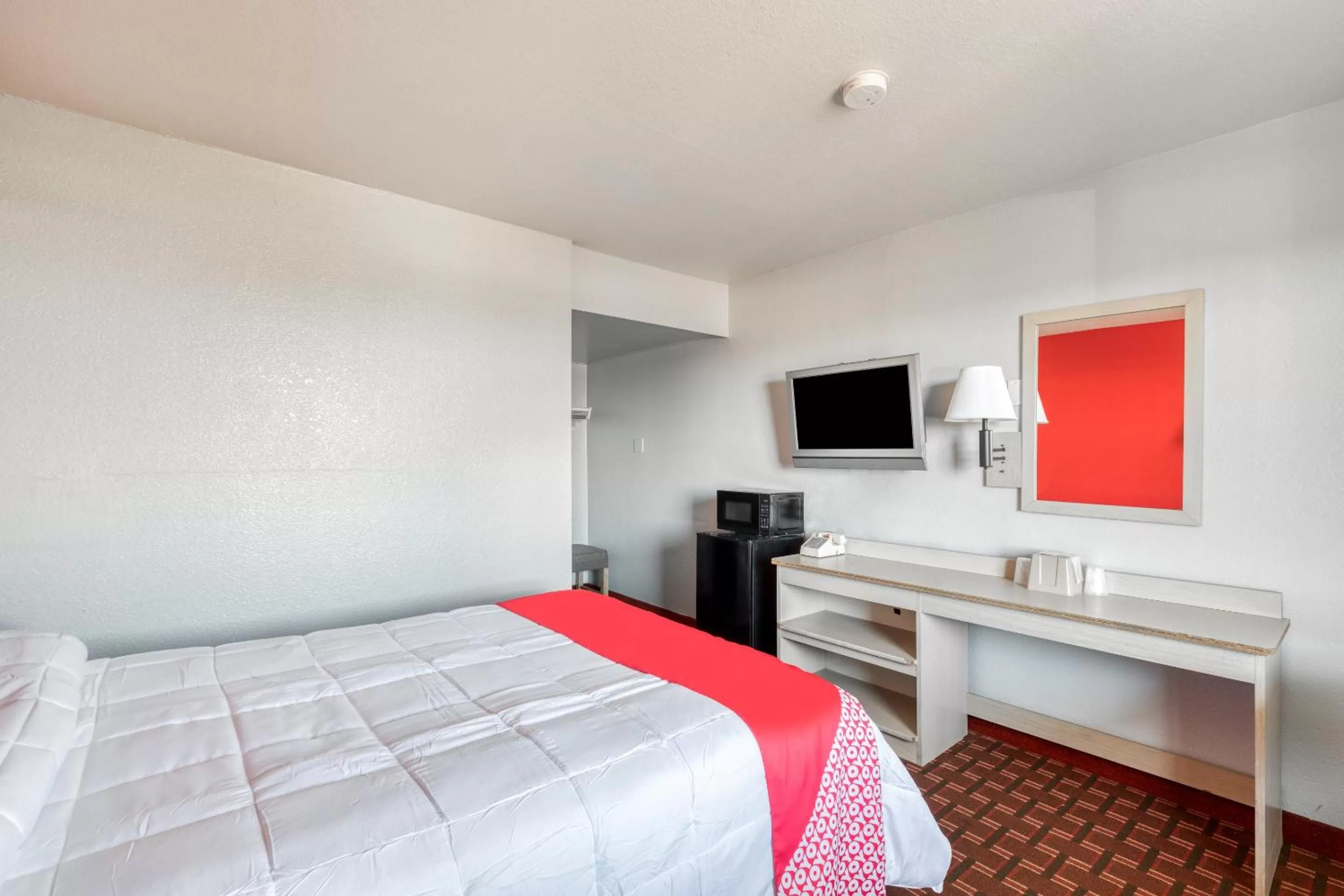 Bedroom, Bed in OYO Hotel Houston Southwest I-69