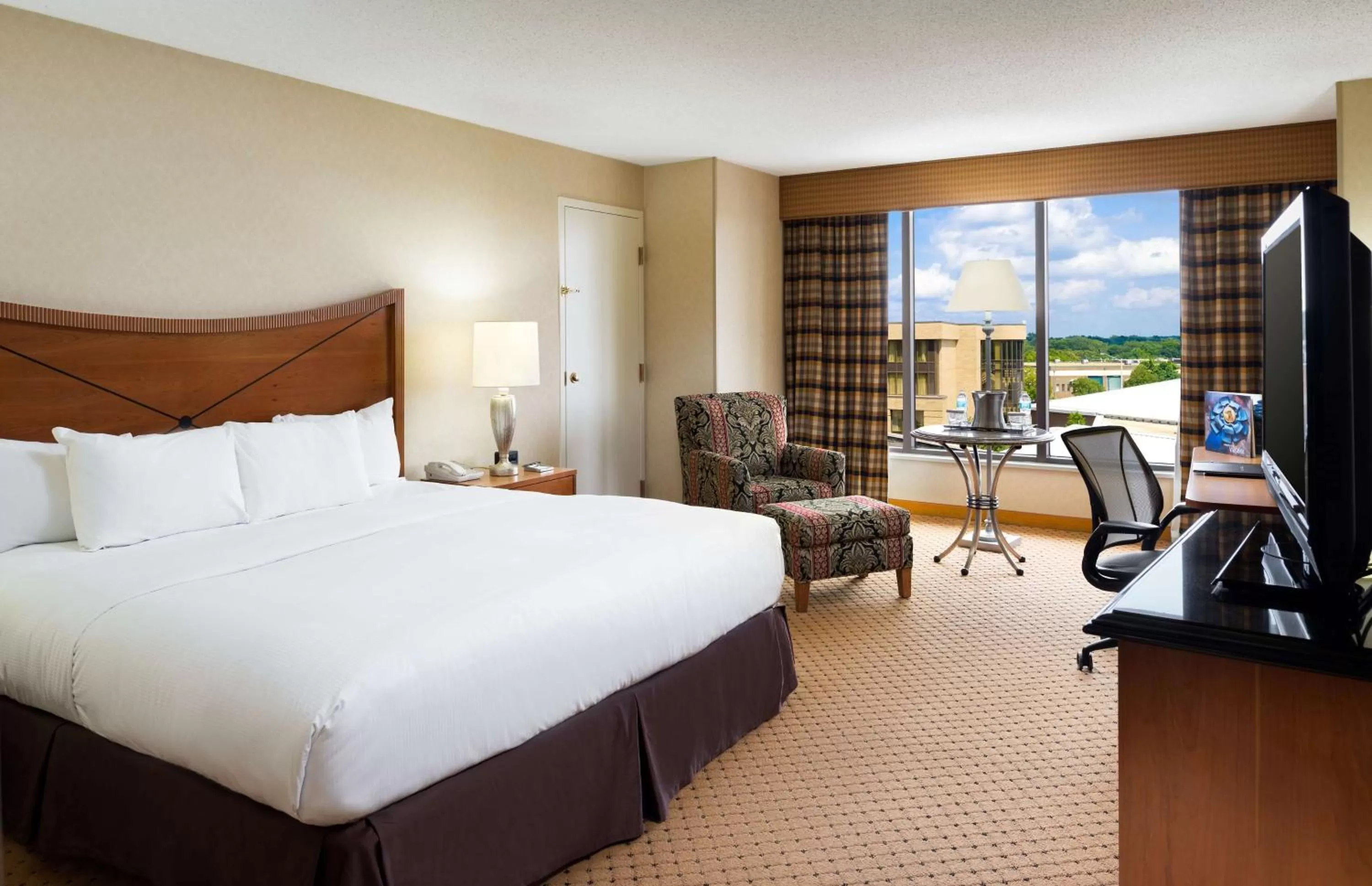 Standard King Room in Hilton Washington Dulles Airport