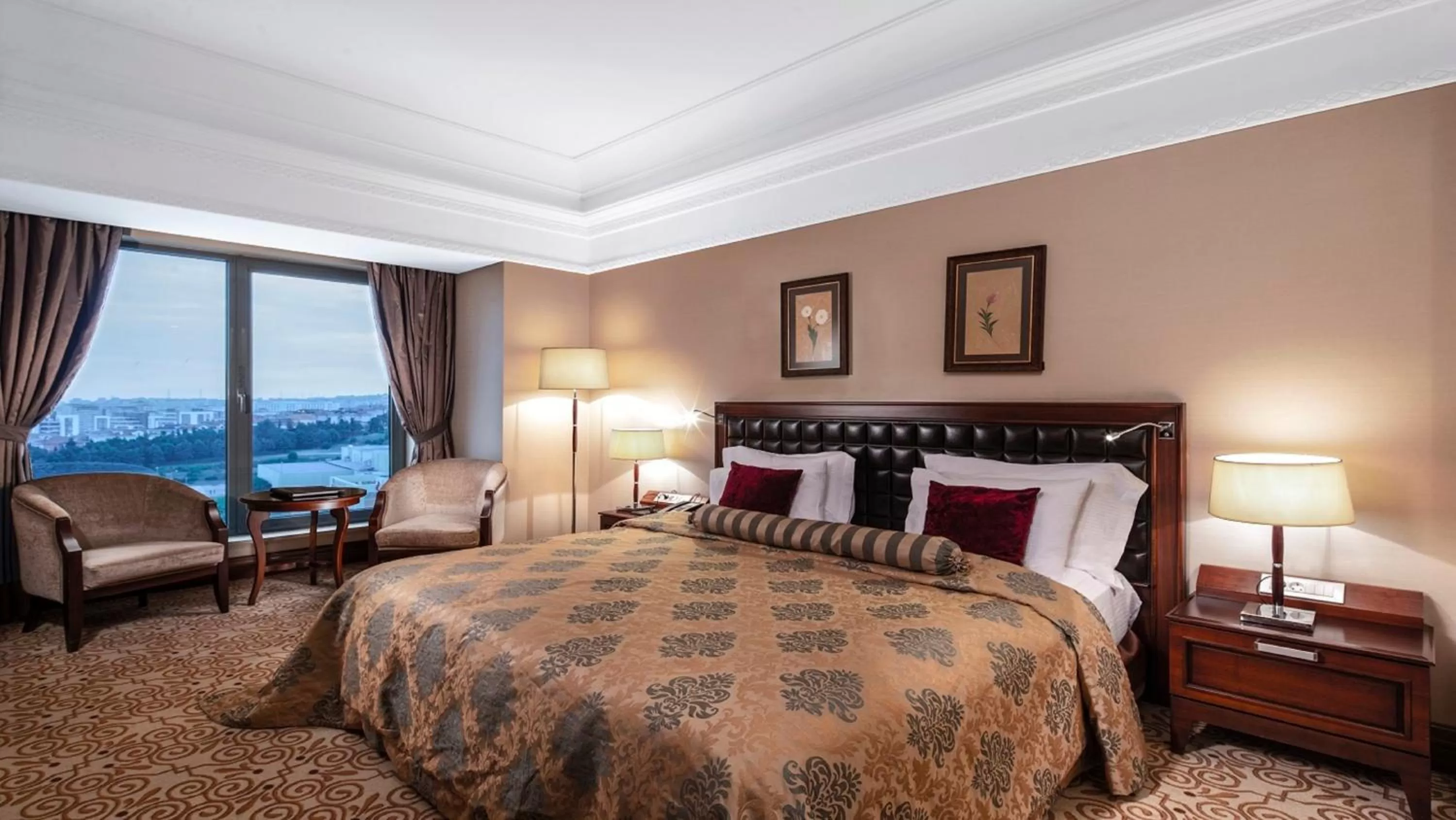 Bed in Crowne Plaza Istanbul Asia by IHG