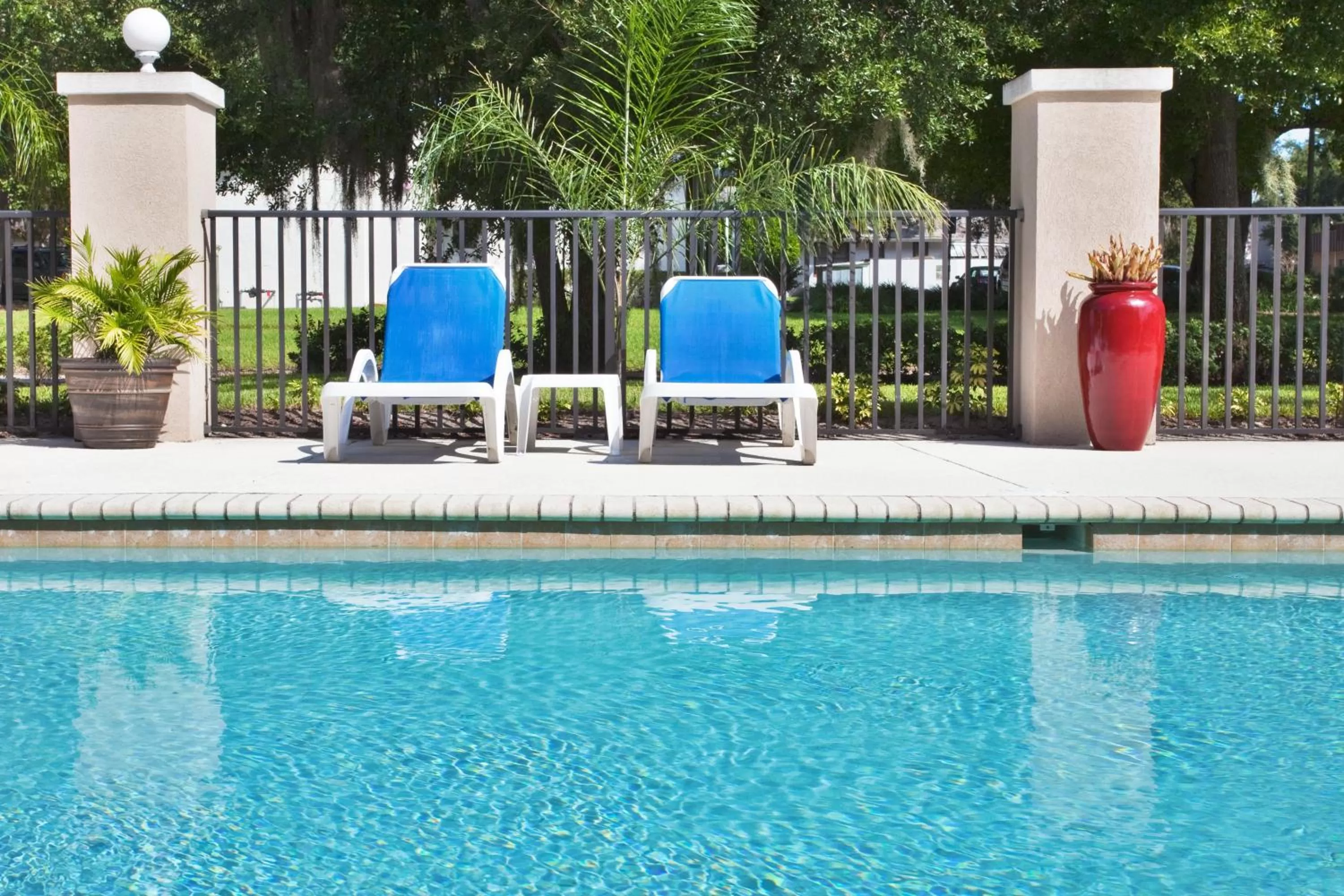 Swimming pool in Holiday Inn Express Hotel & Suites Bartow by IHG