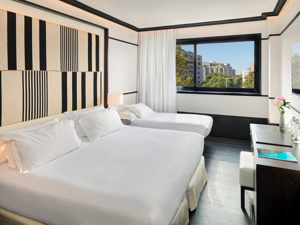 Photo of the whole room, Bed in H10 Marina Barcelona