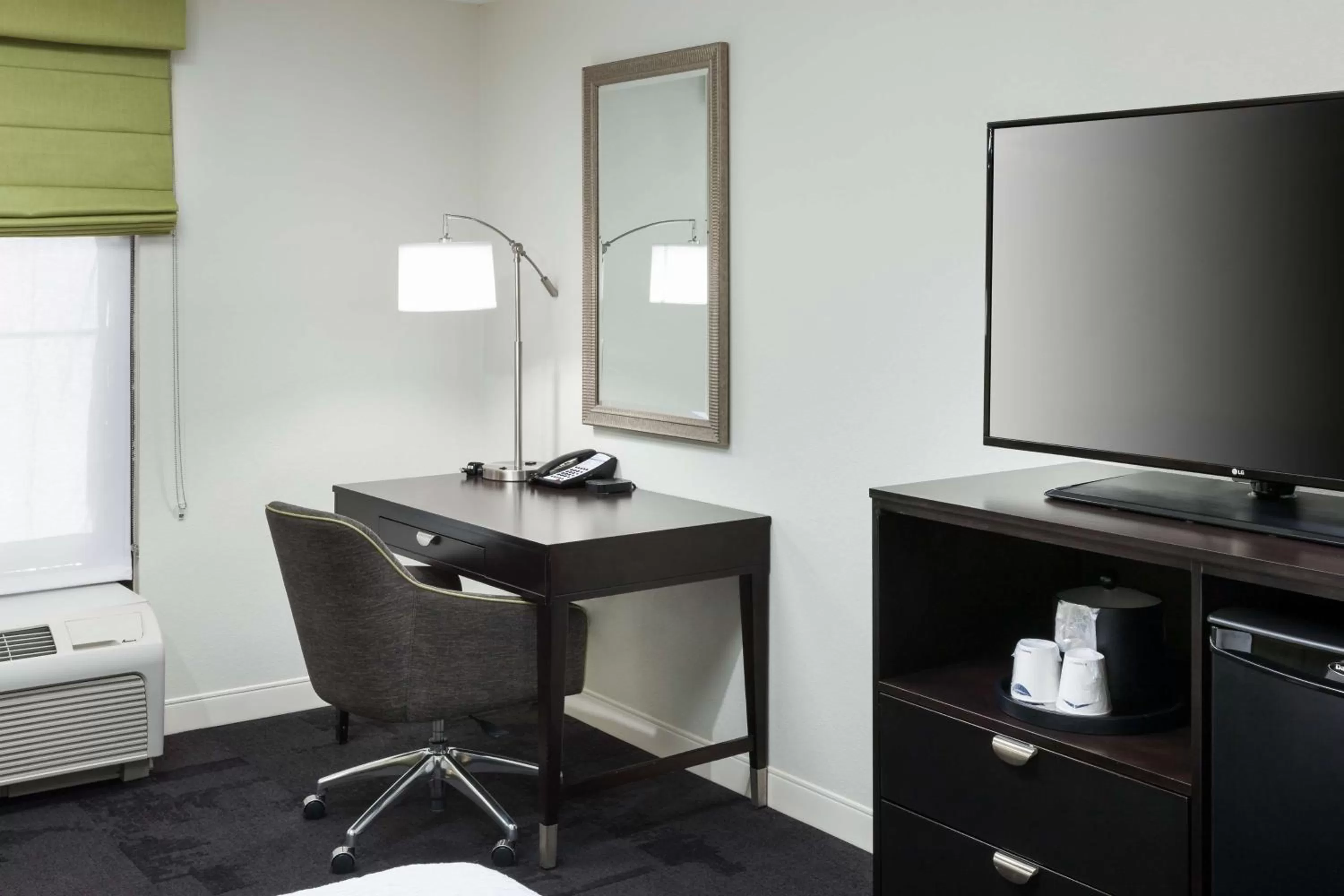 Bed in Hampton Inn & Suites Gainesville Downtown