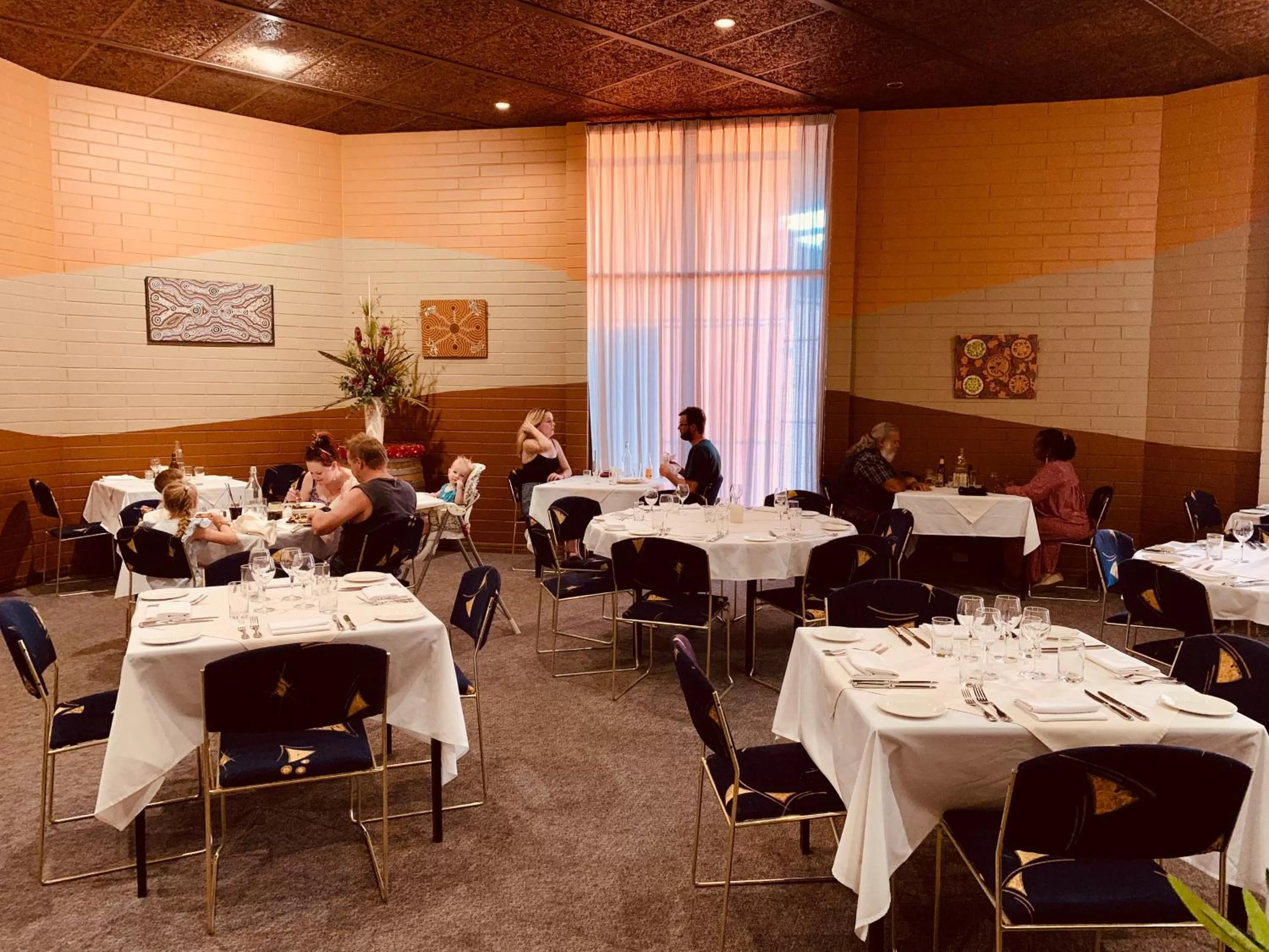 Restaurant/places to eat in Desert Cave Hotel