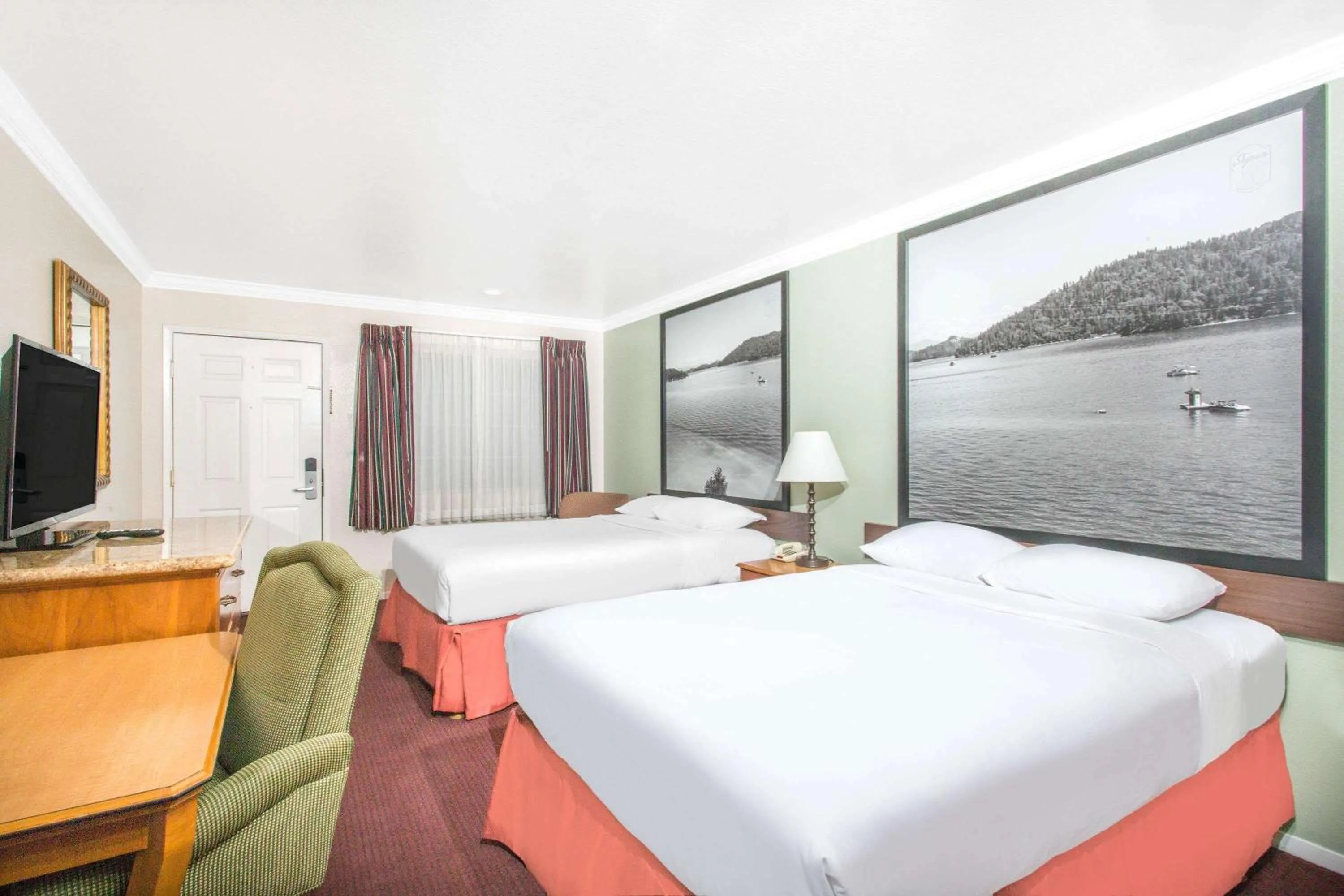 Photo of the whole room in Super 8 by Wyndham Upper Lake