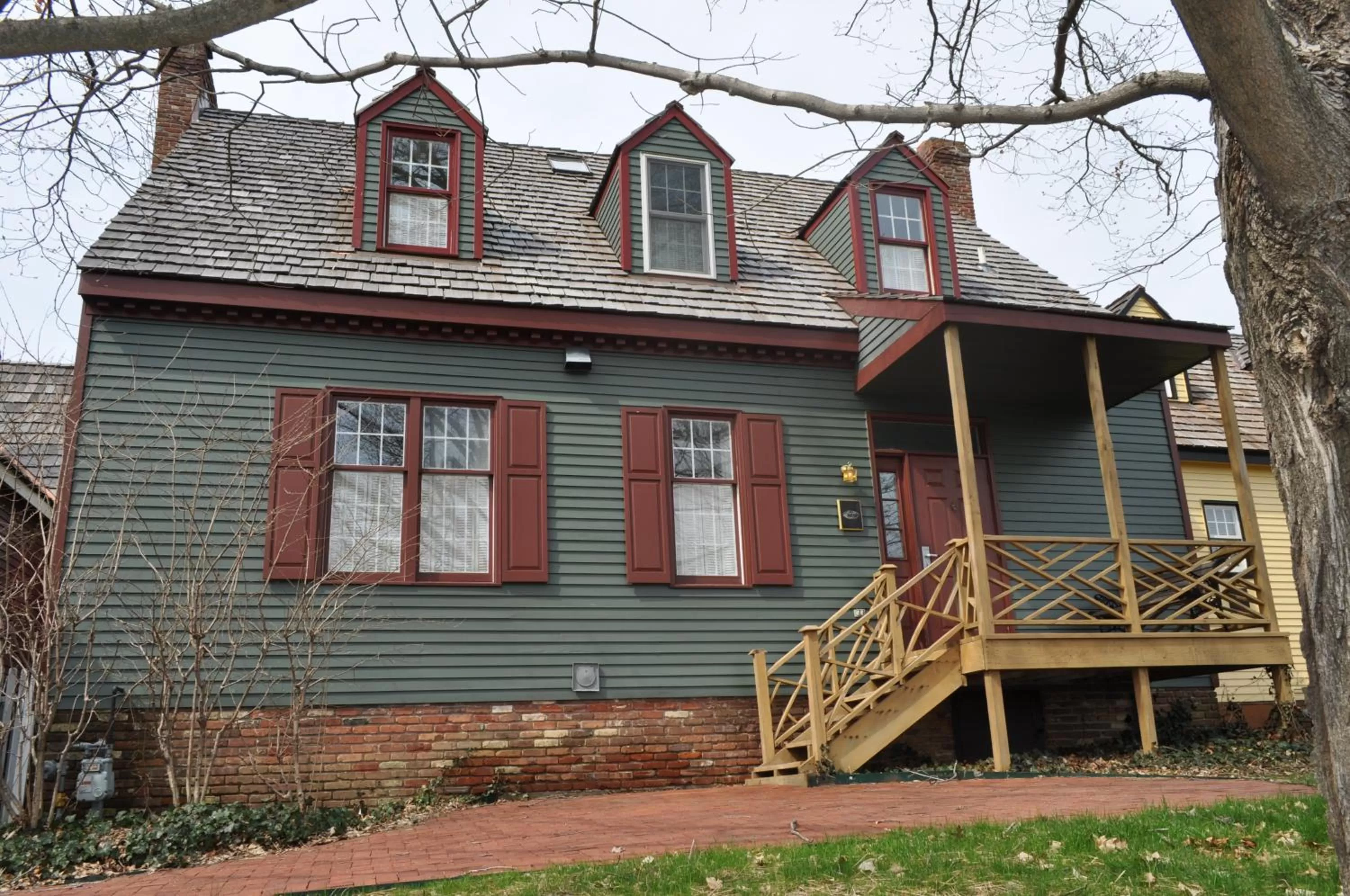 Facade/entrance in Century Suites Hotel