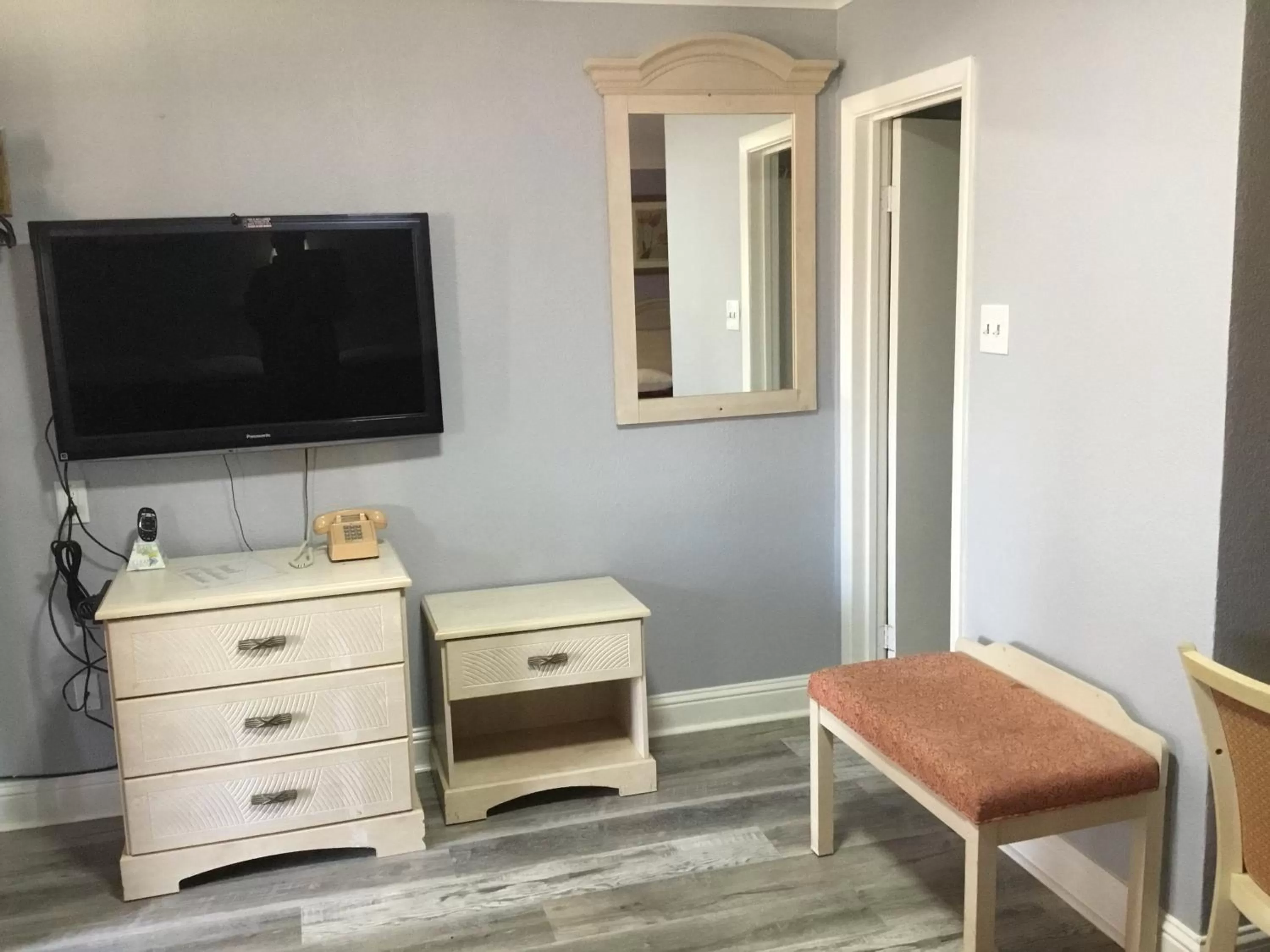 TV and multimedia in Budget Inn Plainview