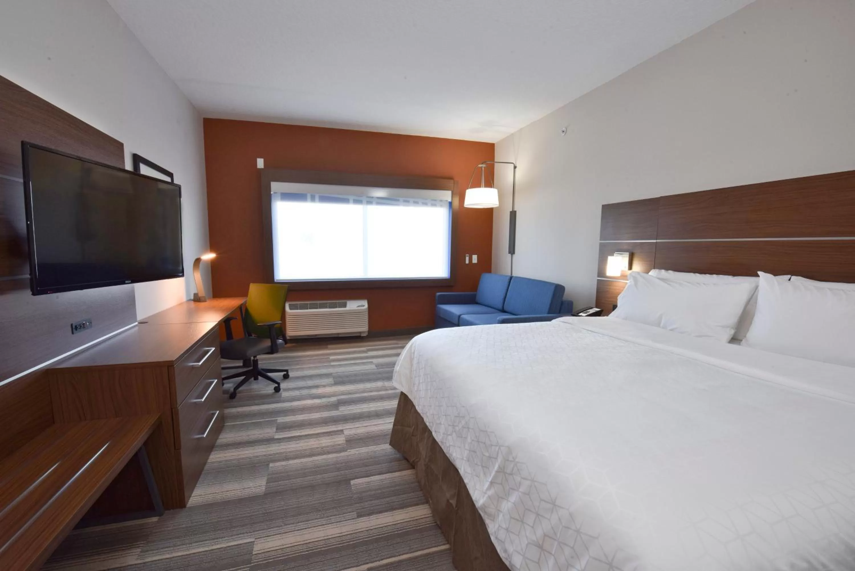 Photo of the whole room, Bed in Holiday Inn Express & Suites - Orlando - Southeast by IHG