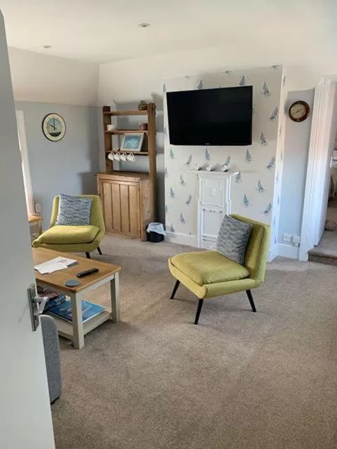 TV and multimedia in The Seaview Hotel And Restaurant