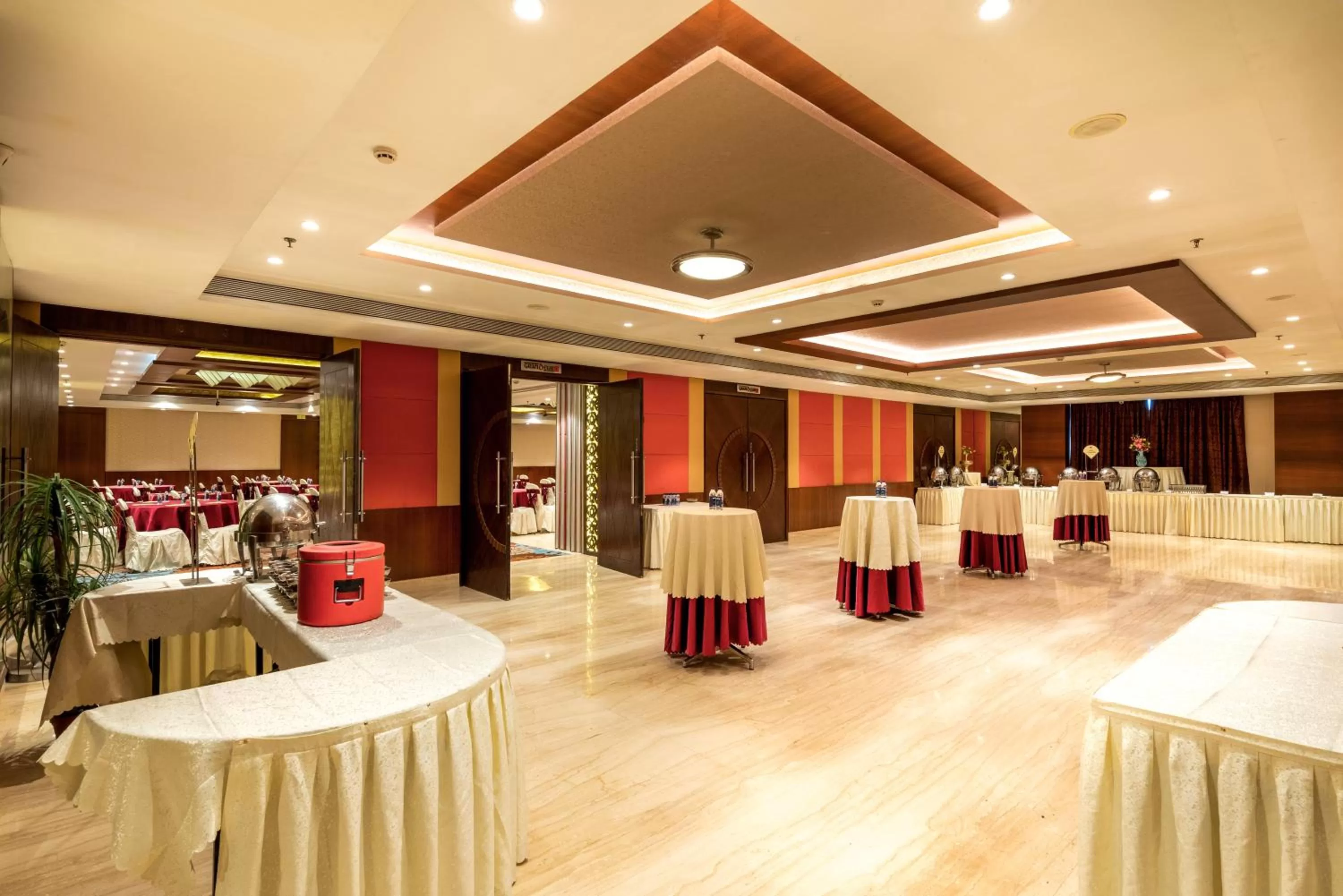 Banquet/Function facilities in Express Inn The Business Luxury Hotel