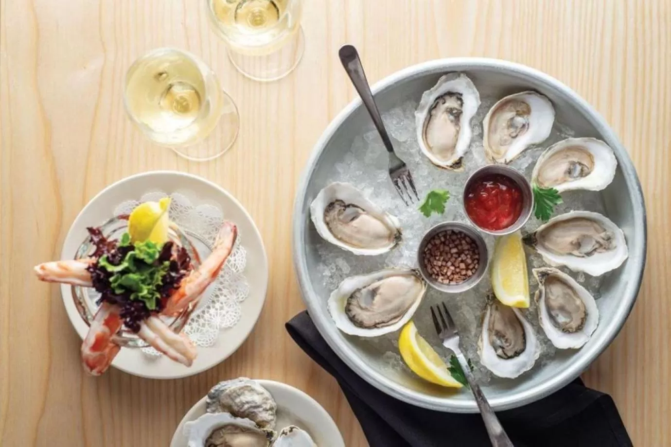 Food and drinks in Port Inn & Suites Kennebunk, an Ascend Collection Hotel