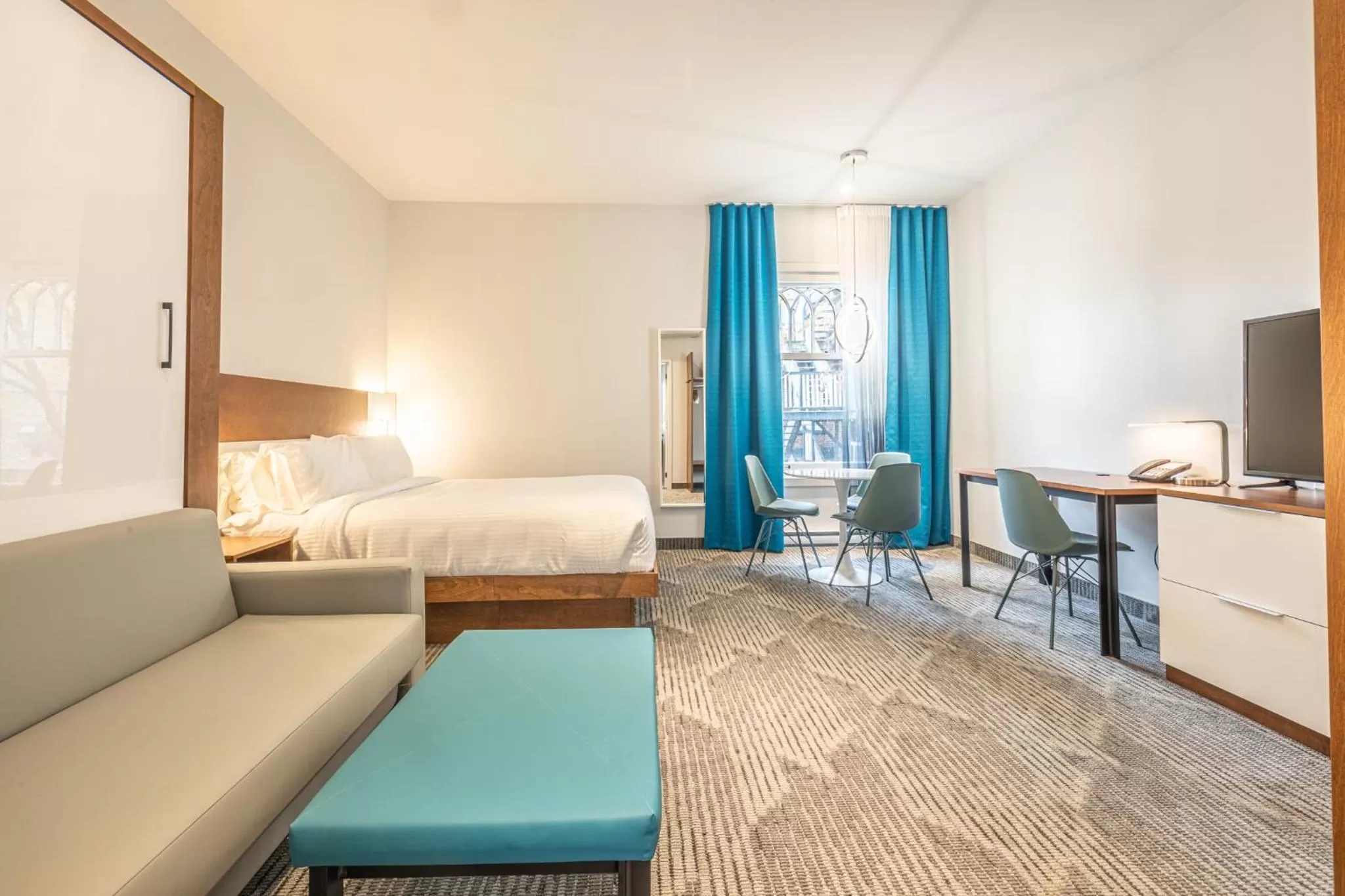 Bed in Hôtel Manoir Vieux-Québec