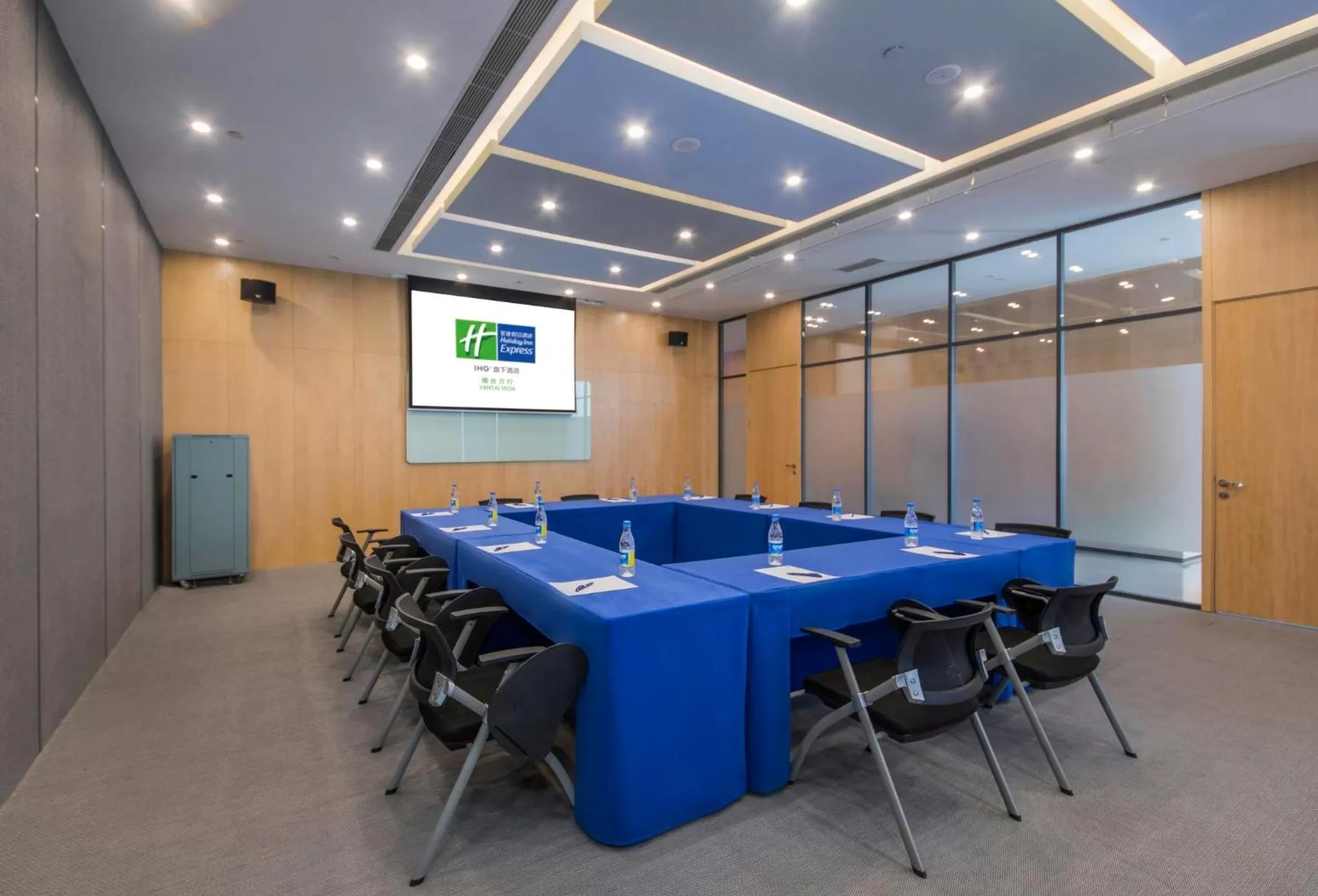 Meeting/conference room in Holiday Inn Express - Yantai YEDA by IHG
