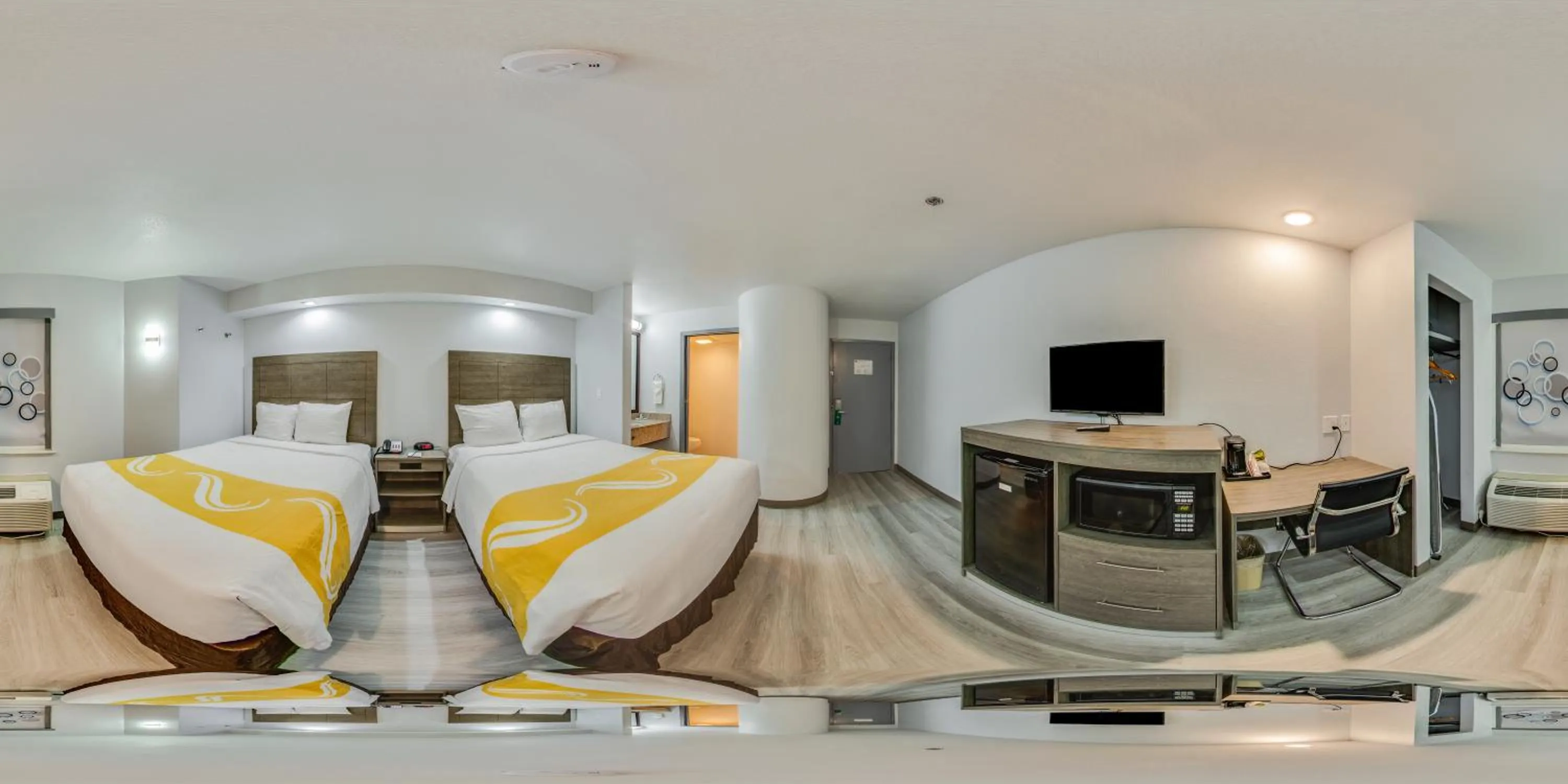 Photo of the whole room, Bed in Quality Inn & Suites Richardson-Dallas