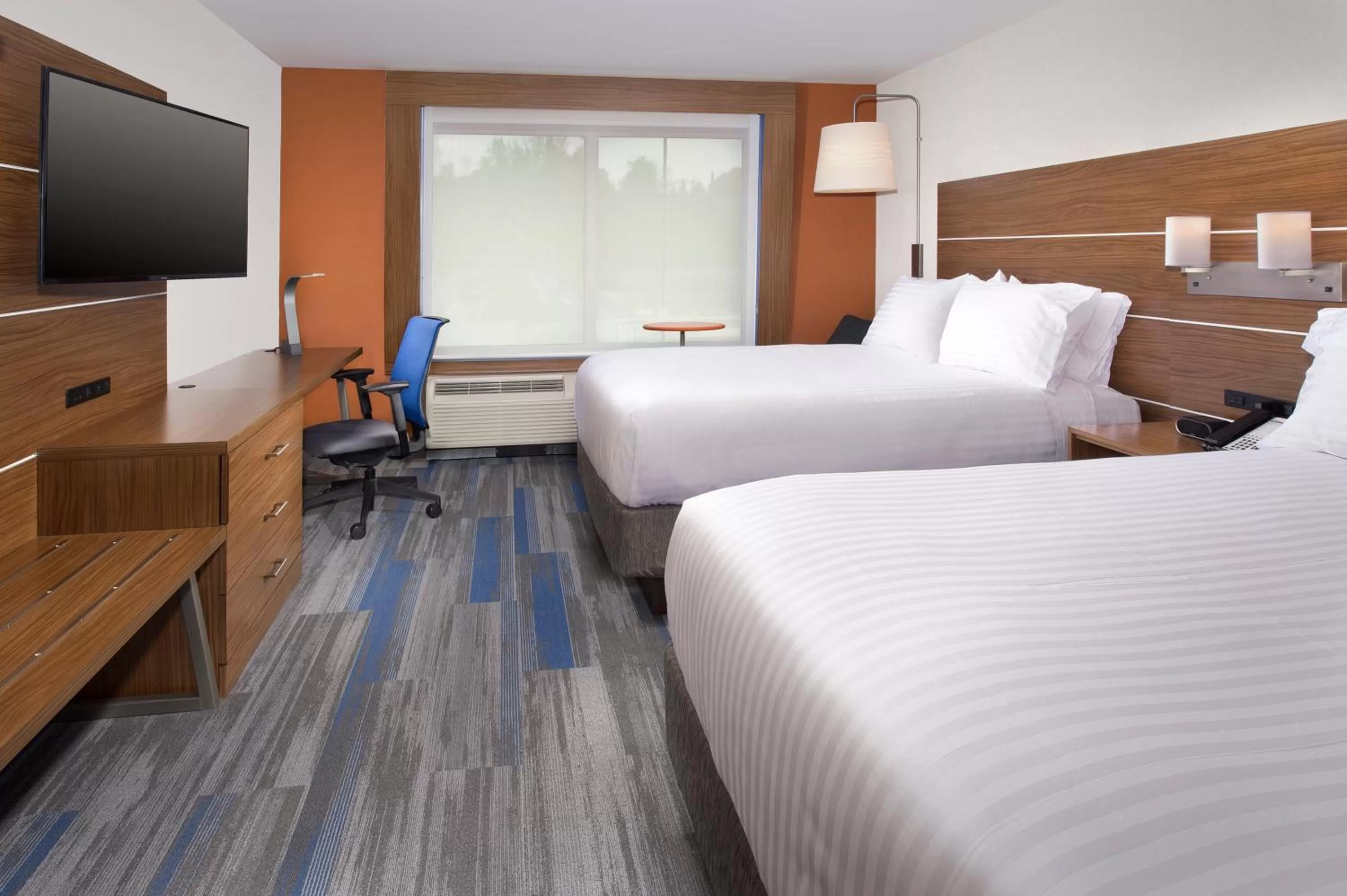 Queen Room with Two Queen Beds in Holiday Inn Express & Suites by IHG Altoona, an IHG Hotel