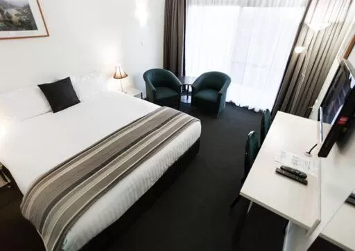 Photo of the whole room, Bed in Shoreline Hotel