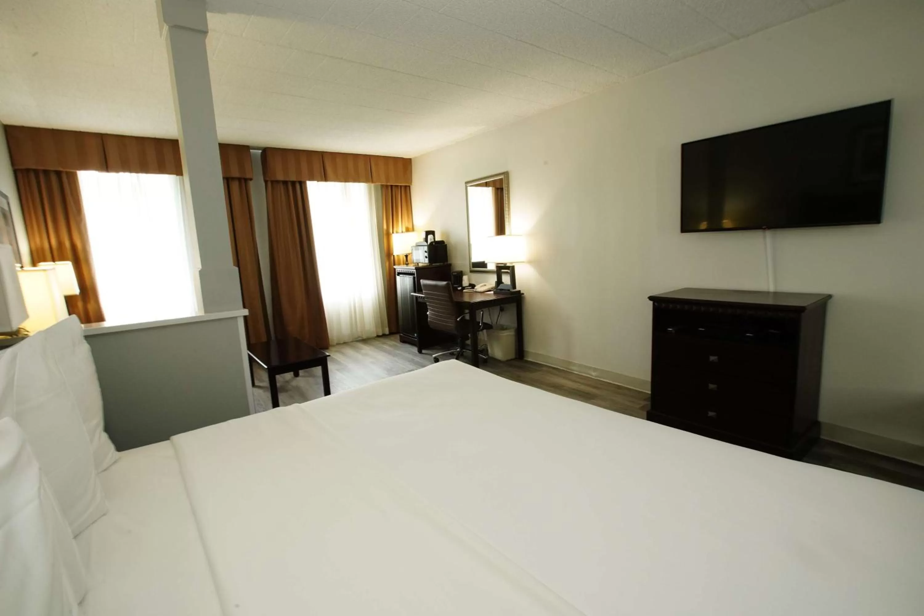 Photo of the whole room, Bed in Best Western Paramus Hotel & Suites