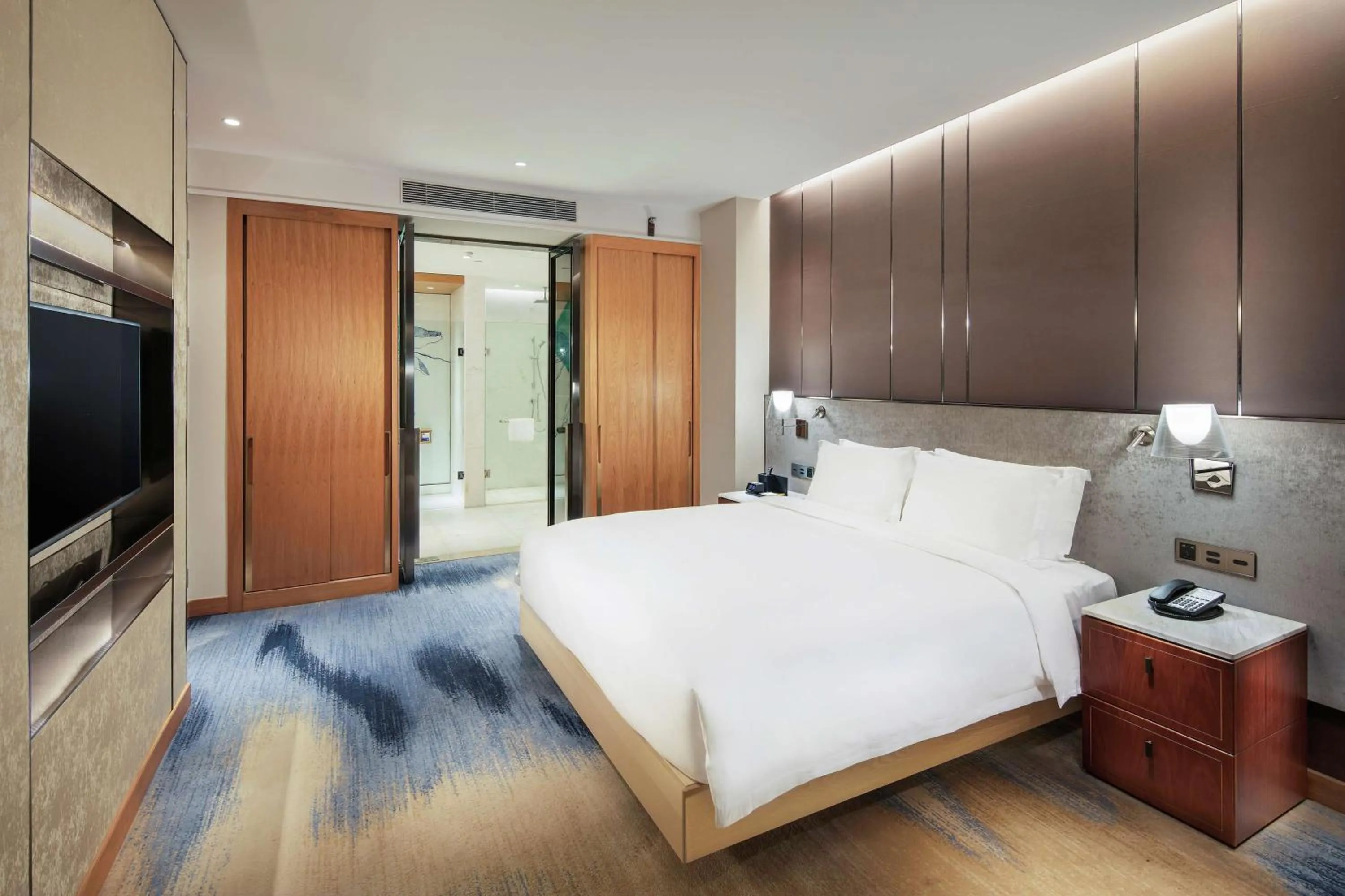 Bathroom, Bed in Hilton Garden Inn Shanghai Hongqiao NECC