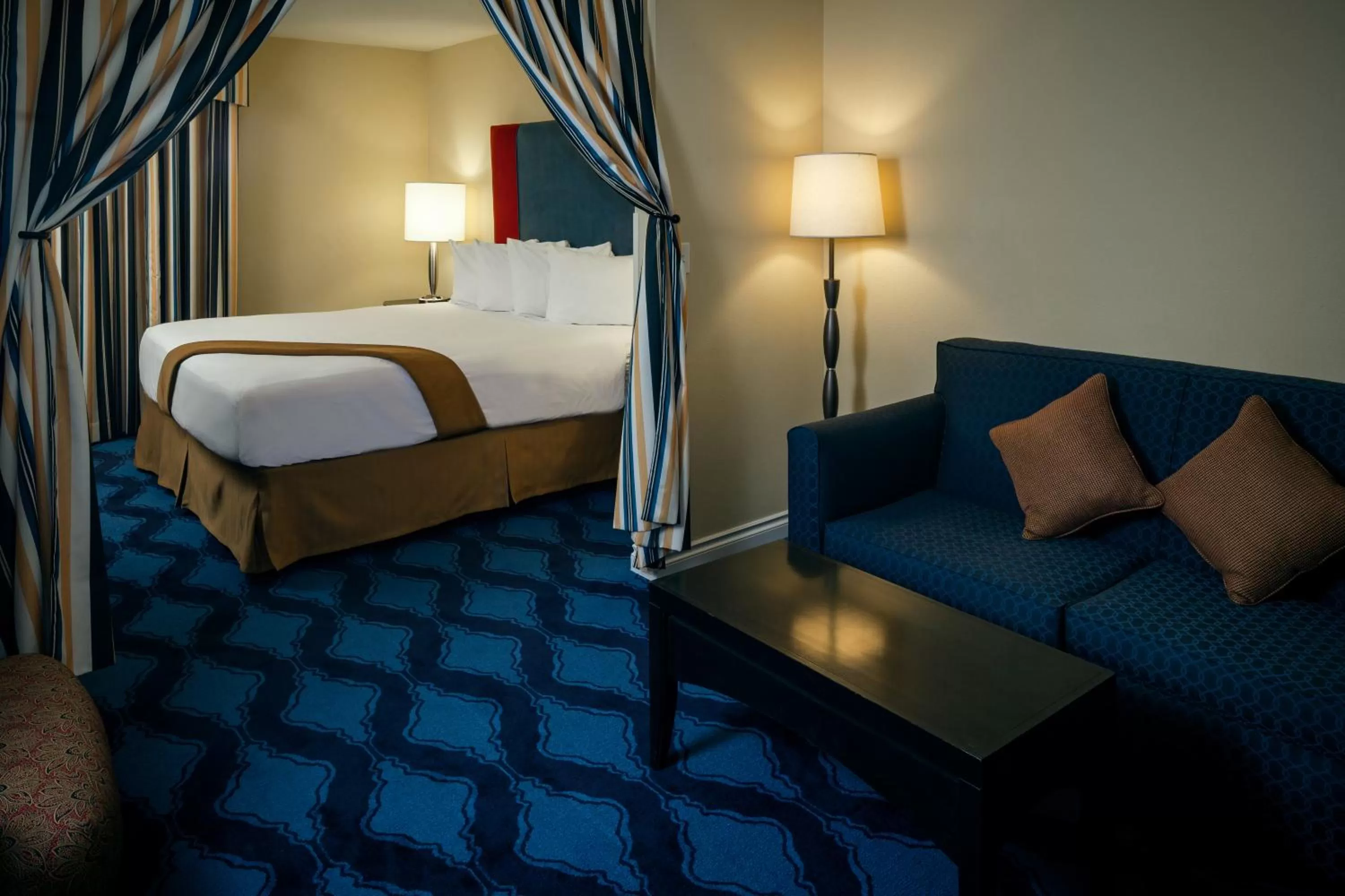 Bed in Plaza Inn & Suites at Ashland Creek