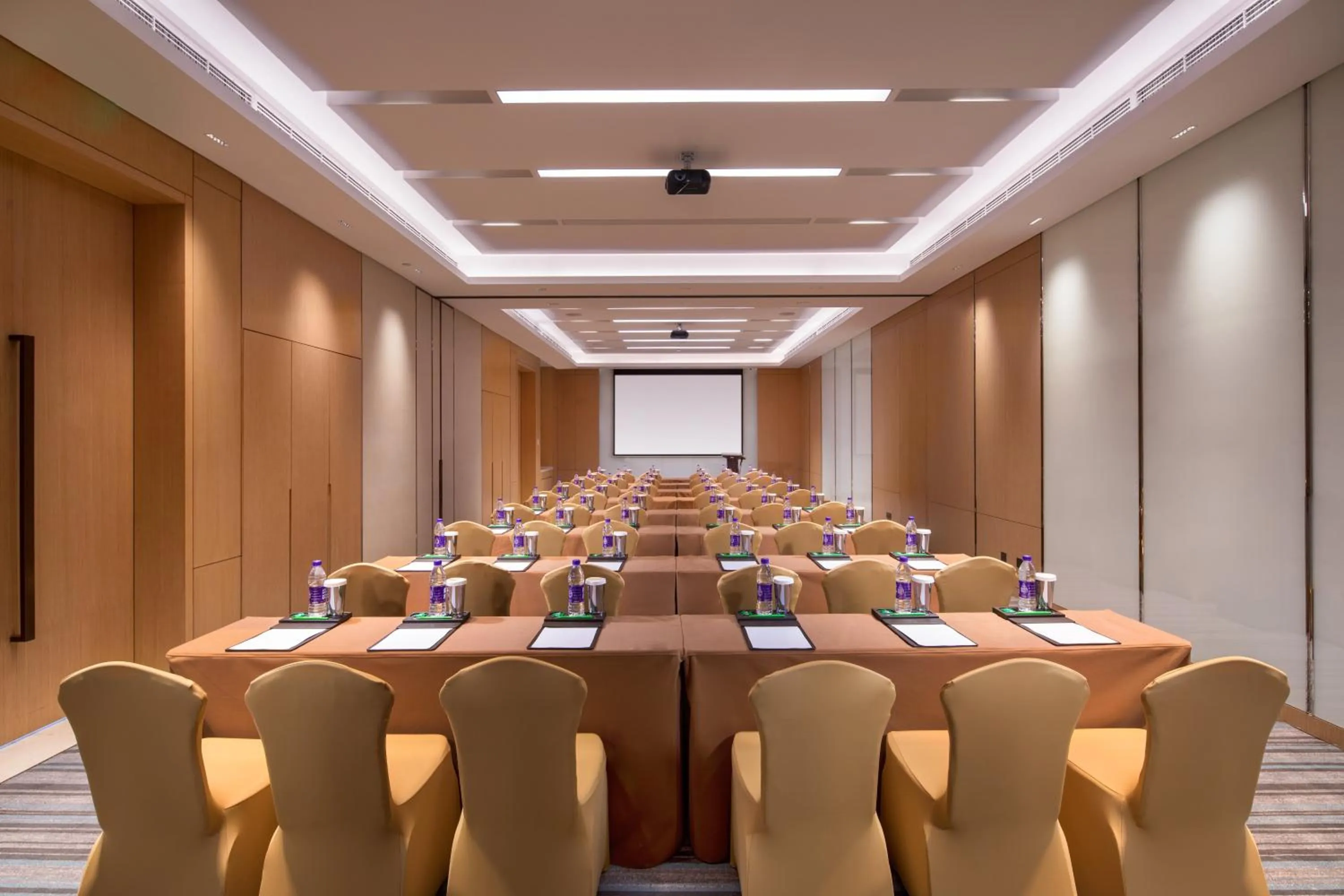 Meeting/conference room in Holiday Inn Tianjin Xiqing by IHG