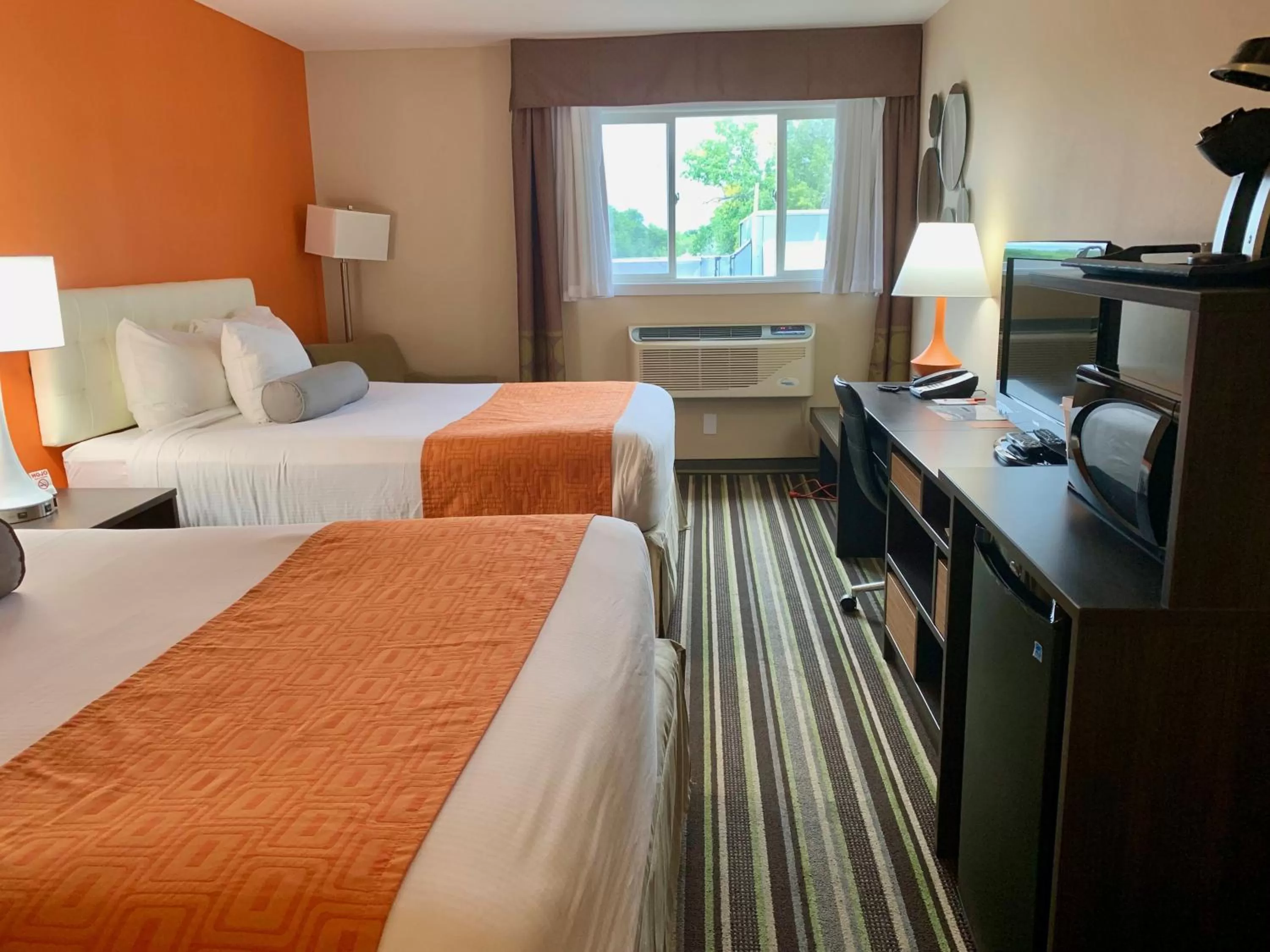 Bed in Howard Johnson by Wyndham Winnipeg West