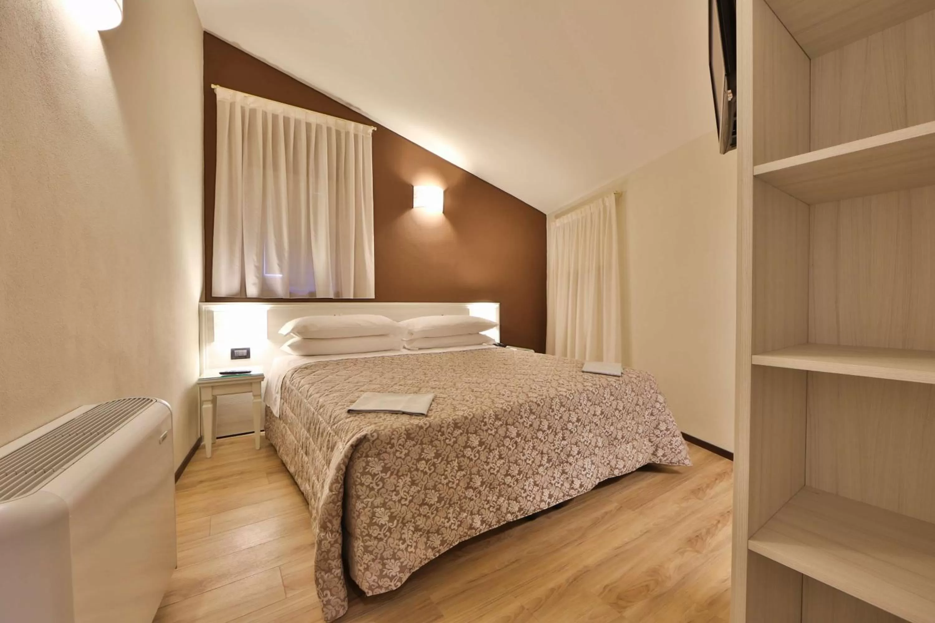 Photo of the whole room, Bed in Hotel San Donato - Bologna centro