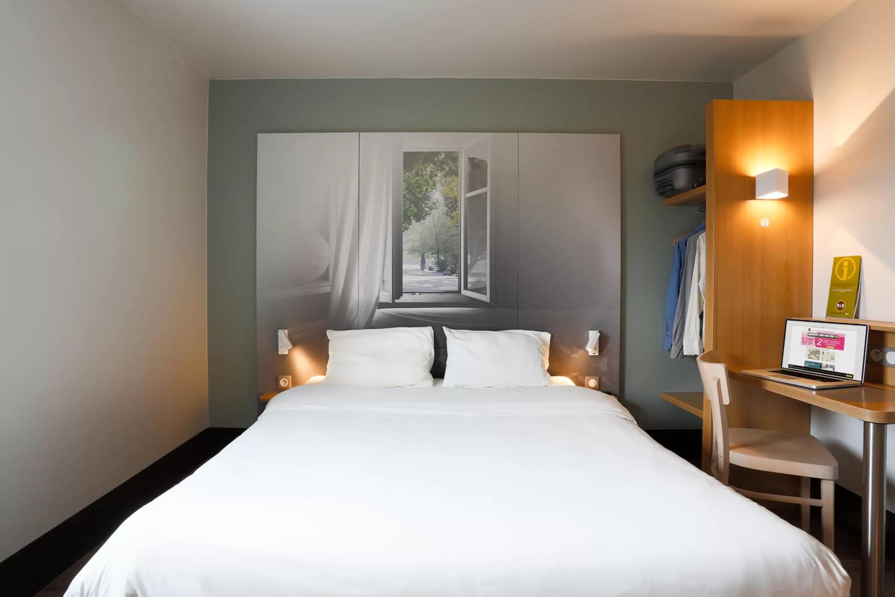 Bedroom, Bed in B&B HOTEL Valenciennes Marly