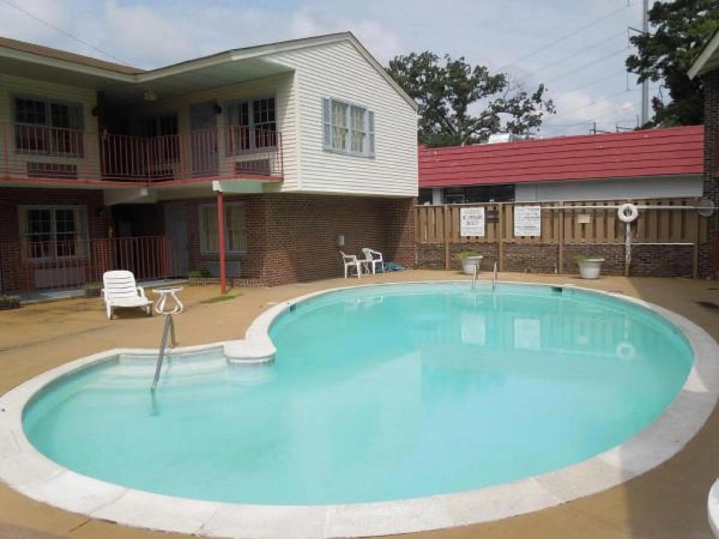 Swimming pool in Captain John Smith Inn Williamsburg