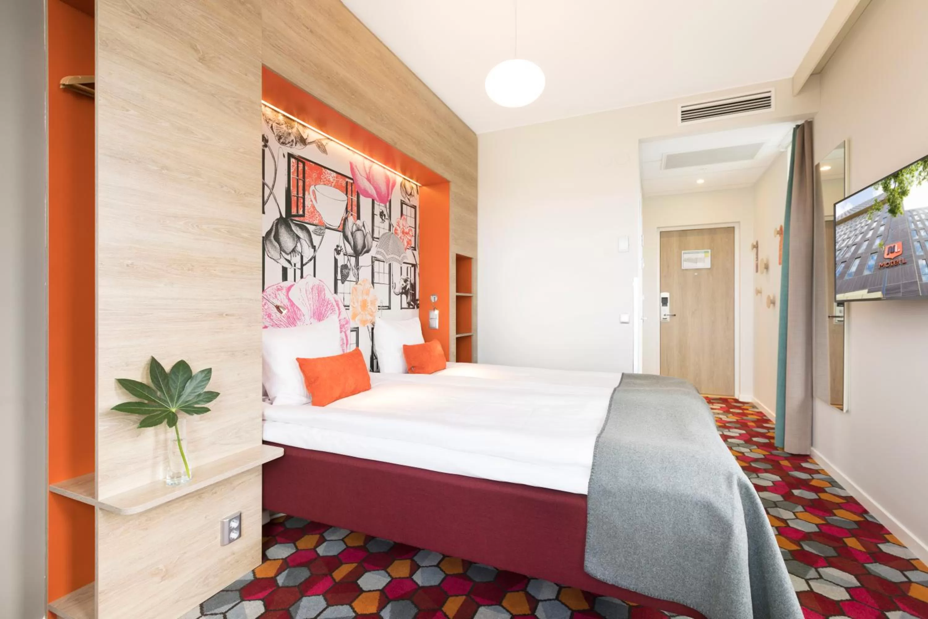 Spring, Bed in Motel L Stockholm Älvsjö