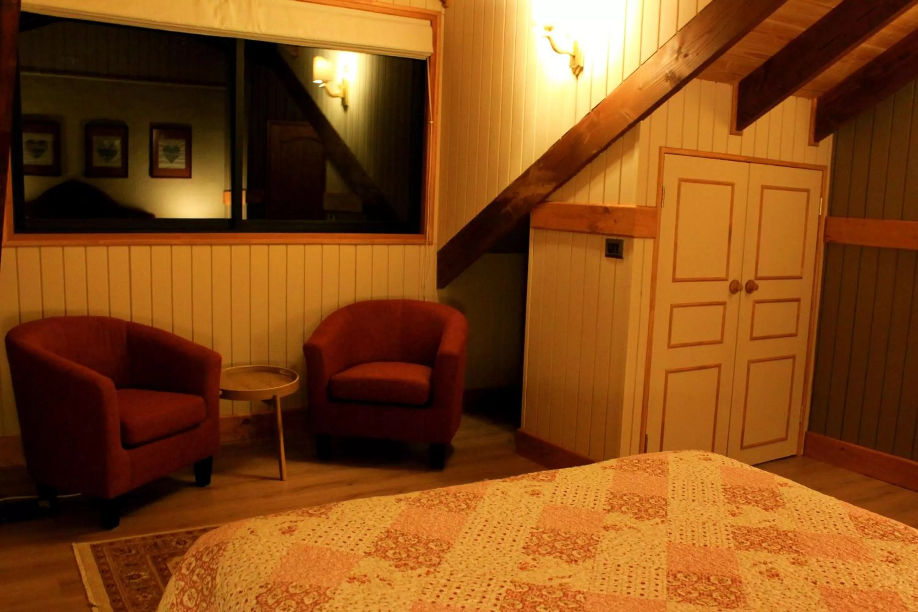 Bed, Lobby/Reception in Hotel Salto del Carileufu