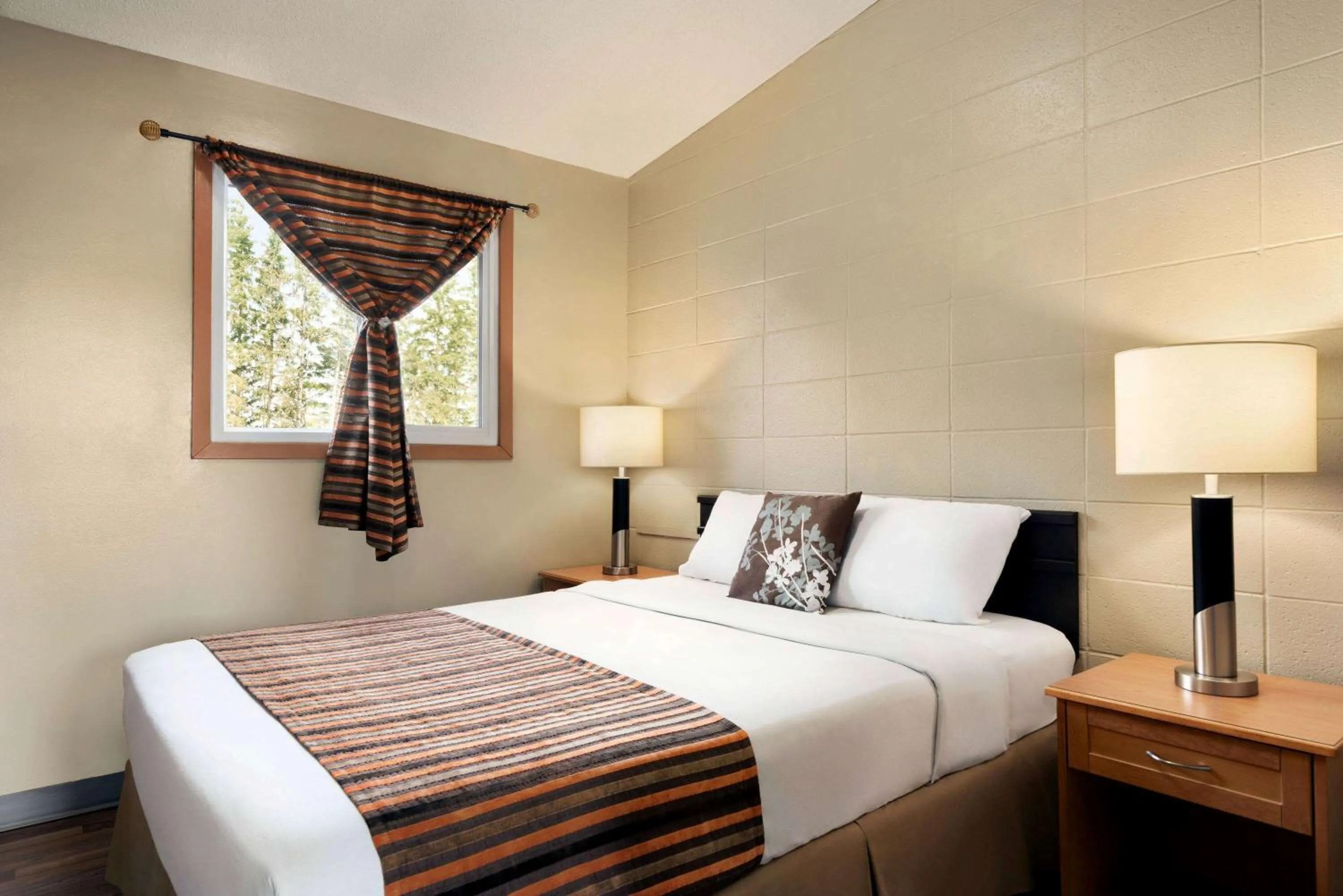 Photo of the whole room, Bed in Thriftlodge Edmonton