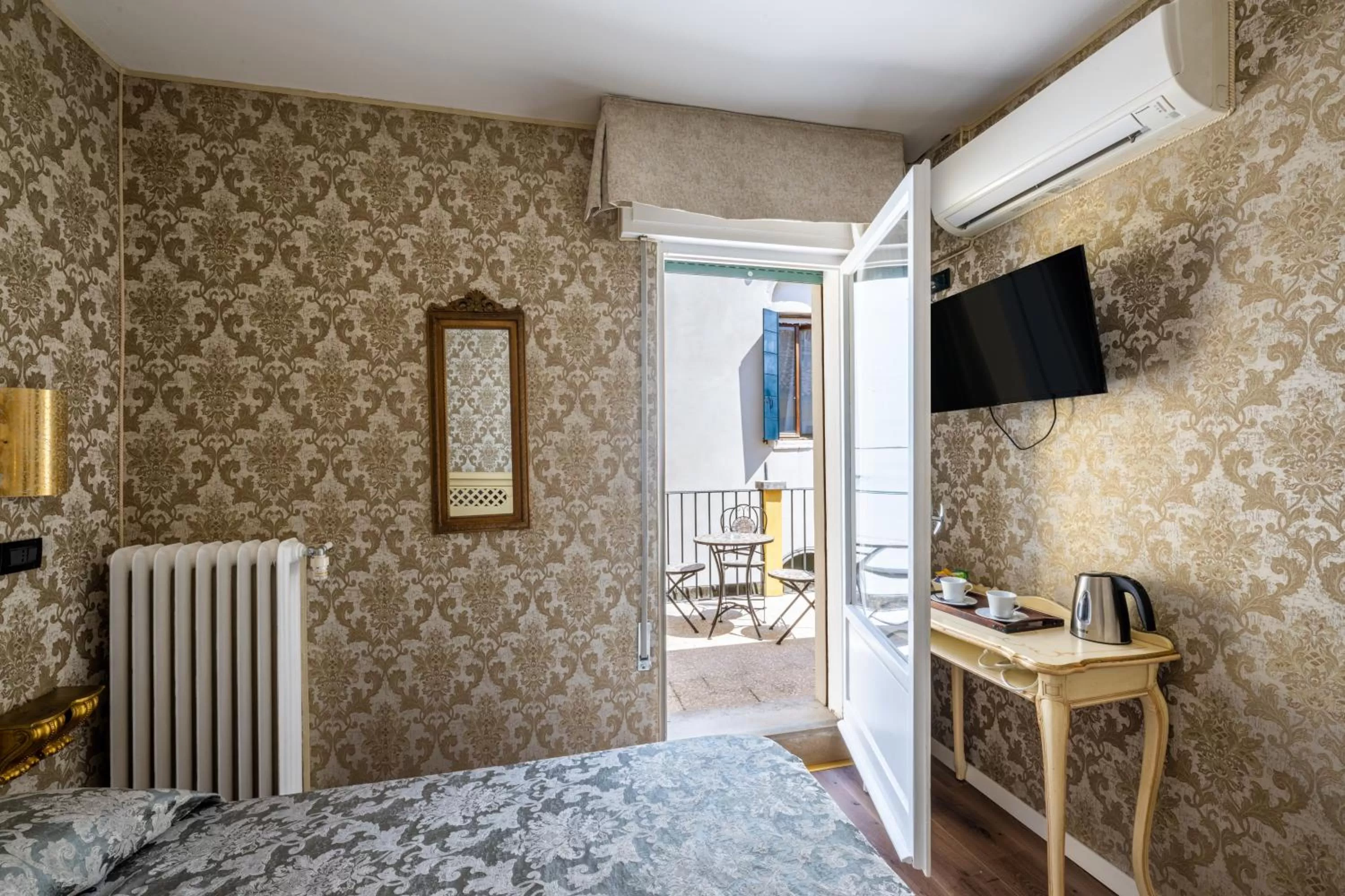 Photo of the whole room, Bed in Hotel Apostoli Garden