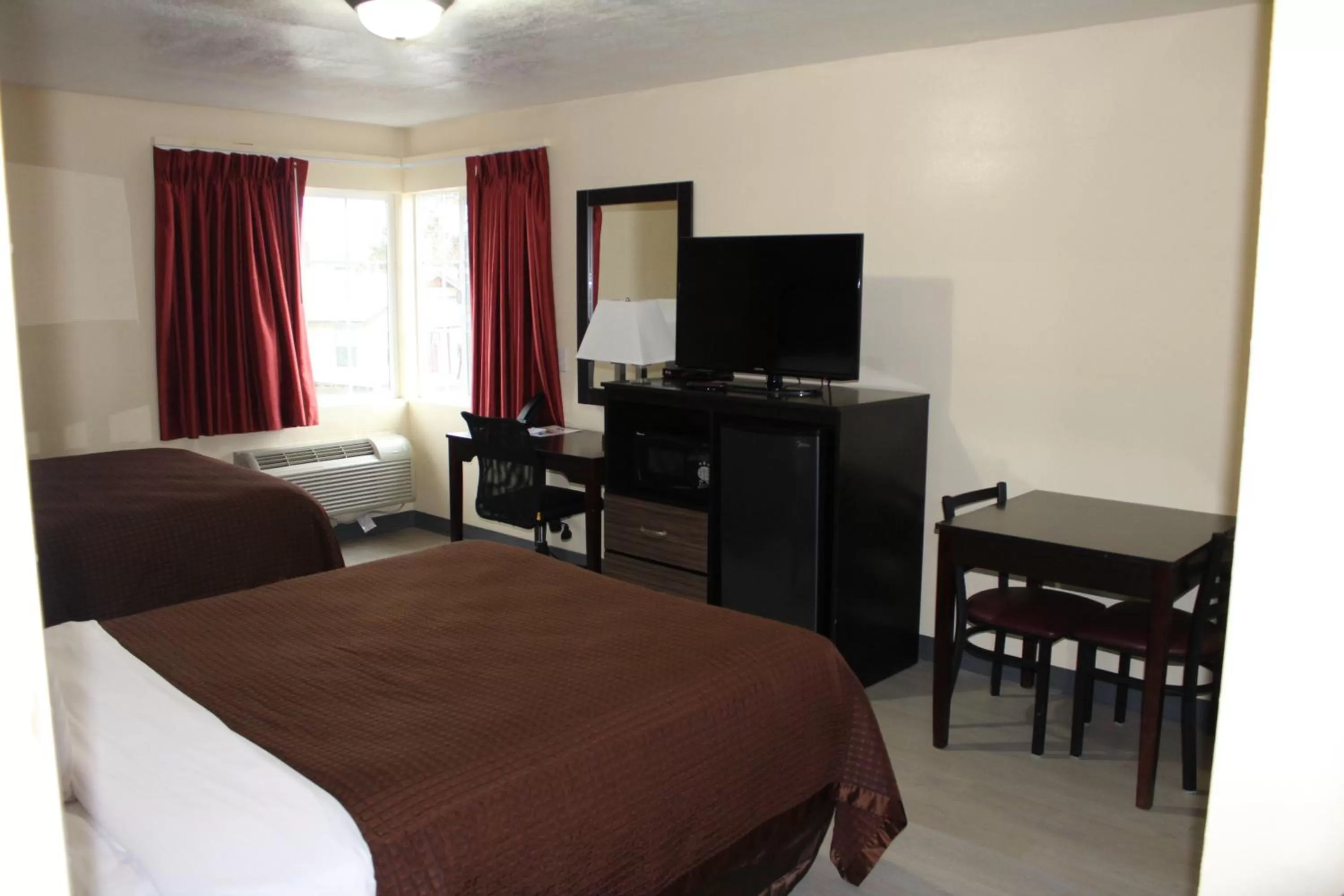 TV and multimedia, Bed in Rodeway Inn Medford South I-5